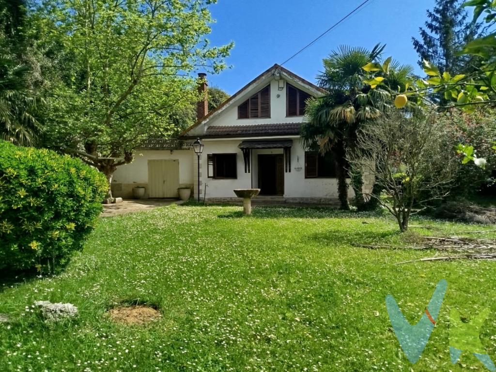  **Oportunidad única para adquirir una encantadora casa independiente en La Penilla**Presentamos esta magnífica propiedad en venta, situada en la tranquila y pintoresca localidad de La Penilla. Esta casa independiente, construida en el año 1950, ofrece un equilibrio perfecto entre el encanto clásico y las comodidades modernas, convirtiéndola en la elección ideal para quienes buscan un hogar espacioso y acogedor.La vivienda cuenta con una generosa superficie de 200 metros cuadrados útiles y 219 metros cuadrados construidos, distribuidos inteligentemente en dos niveles, lo que proporciona un espacio habitable versátil e iluminado. Consta de cuatro amplias habitaciones que ofrecen suficiente espacio para una familia numerosa o para aquellas personas que valoren disponer de habitaciones adicionales para uso como oficina, gimnasio o sala de juegos.Adentrándose en el corazón del hogar, encontrará un salón acogedor y bien diseñado, perfecto para compartir momentos en familia o relajarse después de un día largo. La cocina es otro punto a destacar, al contar con un diseño funcional y equipamiento que satisface las necesidades del cocinero más exigente. También ofrece espacio suficiente para una mesa de comedor, ideal para disfrutar de desayunos en familia.Entre las características destacadas de esta propiedad, se encuentra un espacioso garaje que proporciona no solo un lugar seguro para su vehículo, sino también espacio adicional para almacenamiento. Esto se complementa con la comodidad de un eficiente sistema de alcantarillado, que garantiza un entorno de vida cómodo y sin preocupaciones.El encanto de esta casa no termina en el interior. La propiedad se sitúa en una finca completamente cerrada, que proporciona privacidad y seguridad para su familia. El entorno exterior se complementa con una zona ajardinada de ensueño, perfecta para disfrutar del aire libre, organizar reuniones con amigos o simplemente relajarse en un entorno natural. La zona ajardinada ofrece un amplio espacio para desarrollar sus habilidades de jardinería, crear un huerto urbano o instalar un área de juegos para los más pequeños.Ubicada en un entorno agradable y sereno, la casa se beneficia de un ambiente apacible, manteniéndose bien comunicada con los servicios necesarios para la vida cotidiana. La Penilla ofrece la tranquilidad de un entorno rural con la conveniencia de acceso rápido a servicios y comercios locales.Esta propiedad es una verdadera joya, lista para convertirse en el hogar de sus sueños. Su singularidad, combinada con un precio competitivo, garantiza que no estará en el mercado por mucho tiempo. No pierda la oportunidad de visitar esta espléndida casa y descubrir todas las ventajas que ofrece.Estamos disponibles para programar una visita presencial, donde podrá ver por sí mismo todo el potencial que esta propiedad puede ofrecer. No dude en contactarnos para más información o para concertar una cita. Su futuro hogar en La Penilla le espera.Gastos e impuestos no incluidos en el precio (compra sujeta a ITP. El comprador se hará cargo de los costes de la escritura e inscripción en el registro de la propiedad) Más información en www.activanorte.com 