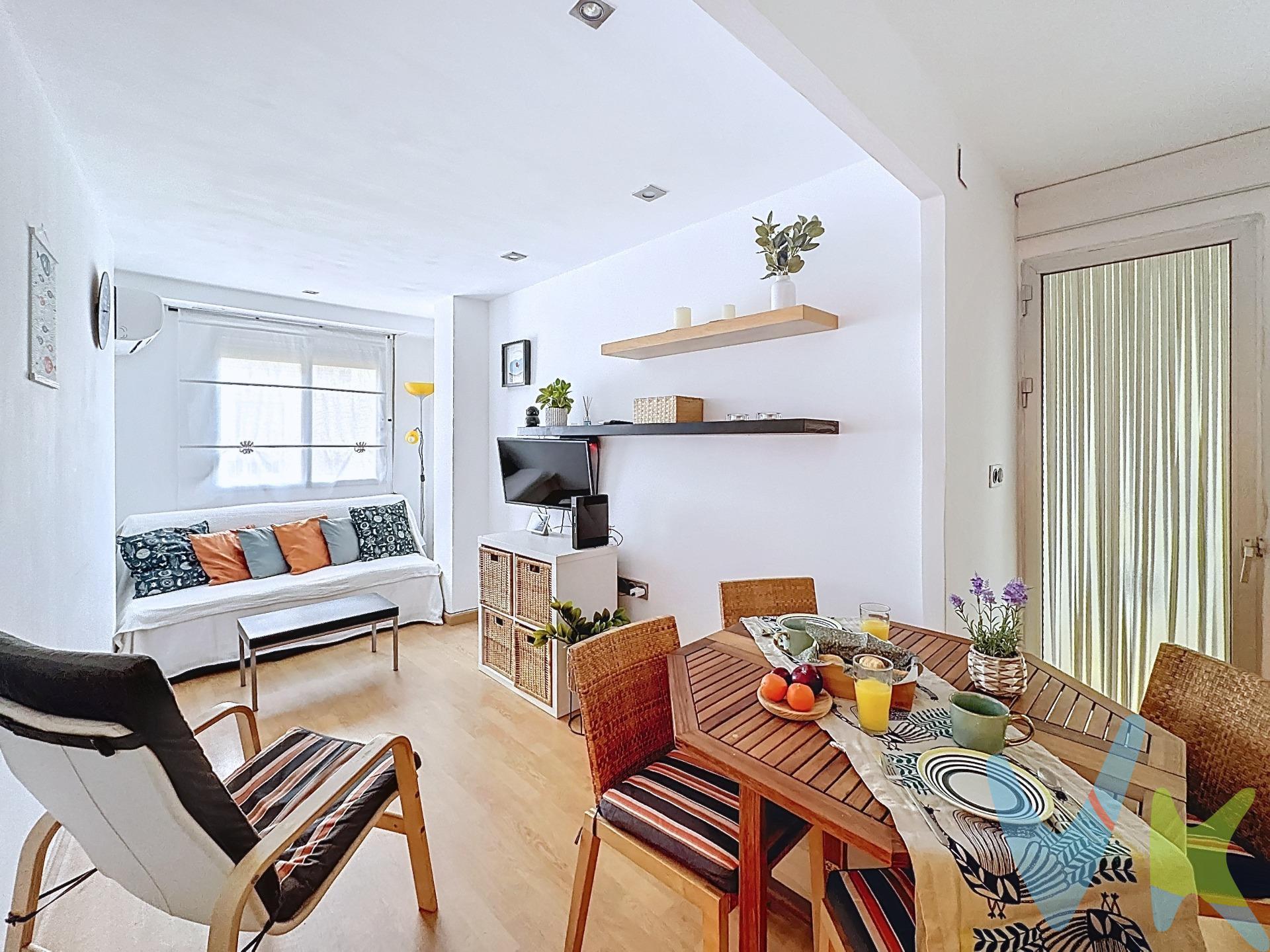 Apartamento en El Perelló (Sueca) ubicado a escasos metros del mar, en una zona con todos los servicios y perfecto tanto como segunda residencia como para vivir todo el año. Dispone de 65 m² construidos (58 m² útiles) distribuidos en:. 2 dormitorios. Salón-comedor con cocina integrada. 1 baño completo. Balcón con orientación oeste. Vivienda semireformada y lista para entrar a vivir, con mejoras ya realizadas:. Cocina reformada. Suelo laminado. Aire acondicionado nuevo. Termo de agua caliente recién instalado. Situado en 4ª planta con ascensor (renovado) y acceso adaptado. Finca en muy buen estado, con comunidad implicada en el mantenimiento (factor clave en zona de playa). Ubicación con supermercados, restaurantes, colegios y todos los servicios. Jardines infantiles y gimnasios al aire libre delante de la playa a muy pocos metros. 30 pasos reales te separan de la arena. Una opción muy interesante dentro del mercado actual de la zona, especialmente por su cercanía al mar y estado del edificio. Contacta para más información o visita. VENTA:. PVP 158.000€. Gastos e impuestos no incluidos en el precio. La compra conlleva impuestos y gastos de formalización para el comprador. A título orientativo se informa que en segundas transmisiones el ITP con carácter general en Valencia es del 10%, pudiendo existir otros tipos impositivos atendiendo a las circunstancias  personales del comprador u otras circunstancias previstas legalmente. Base imponible del impuesto el mayor valor entre el precio de compraventa, la tasación o el valor de referencia catastral. En cuanto a los gastos de notaría y registro, en su caso, suelen oscilar aprox; entre 1,5% y 2,5% (aranceles variables según precio, n.º de copias y complejidad). El comprador elige notario. Si el comprador precisase de hipoteca: tasación, condiciones y costes bancarios serán según entidad elegida por el comprador, así como los gastos de gestoría, y cualesquiera otros gastos inherentes a la formalización de la compraventa que legalmente correspondan a la parte compradora, salvo pacto expreso en contrario con el vendedor. El consumidor tiene, conforme a la normativa vigente, a su disposición información y documentación adicional relativa al inmueble y condiciones de la compraventa, que podrá ser consultada en C/Joaquín Costa 4, bajo 46005 Valencia o urbe2@remax.es. Honorarios de mediación inmobiliaria a cargo del  COMPRADOR: (3% del precio final de venta más IVA (21%), salvo otro pacto.); y de VENDEDOR (según acuerdo con el mismo). Se informa al consumidor que la agencia actúa como intermediaria inmobiliaria en la operación, estando cualquier eventual compraventa y sus condiciones sujeta a la aceptación expresa del propietario-vendedor y a la posterior formalización del correspondiente contrato.