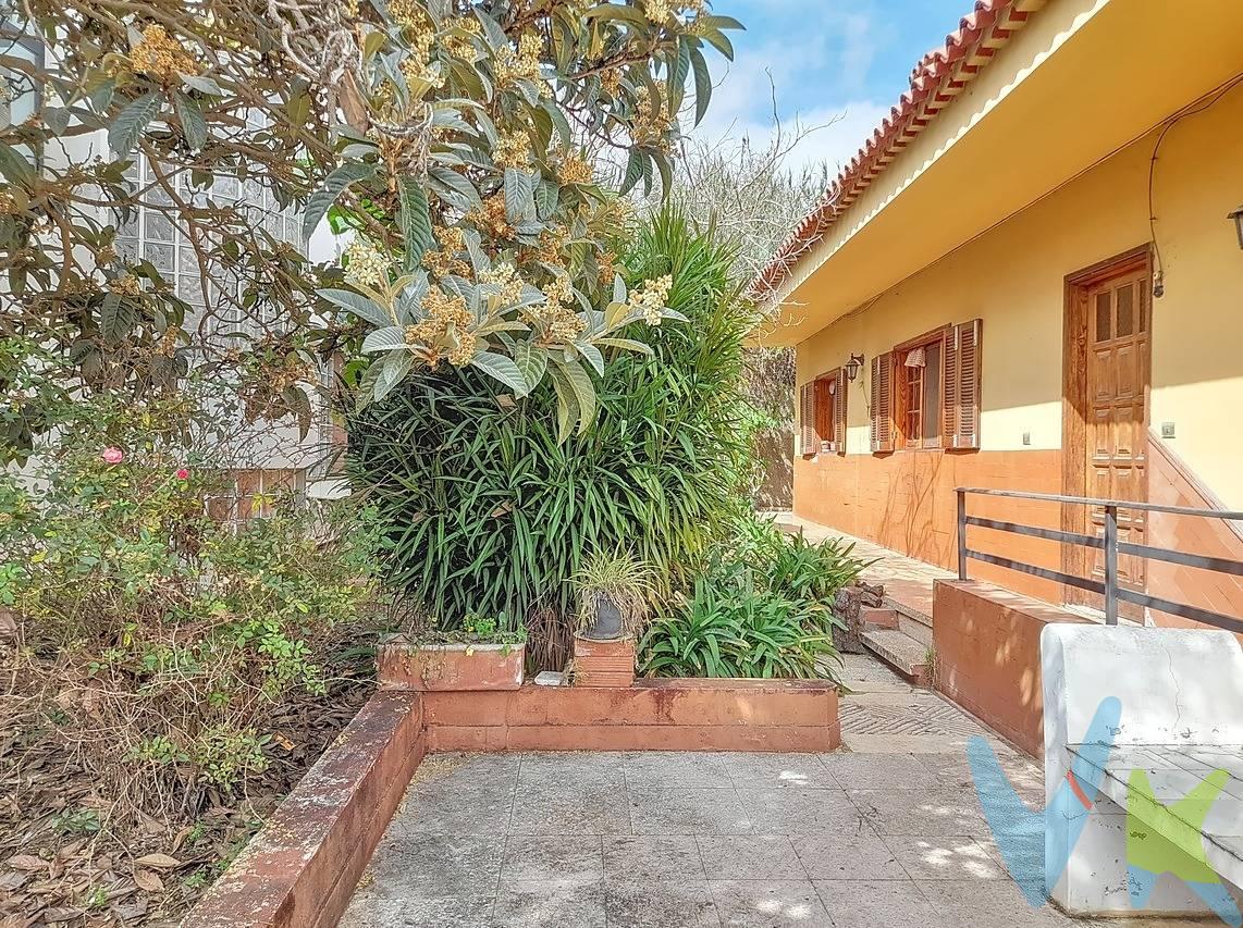 ¿Necesitas vivir tranquilamente en una casa en el campo o tenerla como segunda vivienda para tus reuniones familiares o de desconexión personal?. Te presento este chalet independiente en el icónico municipio de Teror, en el interior centro de Gran Canaria, muy cerquita de la antigua fábrica de donuts. Un pueblo conocido por todos como uno de los mayores emblemas festivos y culturales de la isla de Gran Canaria. . Está ubicado en la zona del Camino Viejo del Hoyo, de fácil acceso desde la carretera principal que en pocos minutos lleva al casco urbano del pueblo. Un lugar en el que se siente la serenidad que te regalan los árboles y arbustos circundantes y se escucha el sonido del silencio que invade toda la zona de manera integral. Una vivienda de 396 m² construidos (unos 356 m² útiles aproximadamente), para que la vayas reformando a tu gusto con el paso del tiempo y ajustes tus necesidades personales al enorme potencial que esta casa quiere ofrecerte. Una casa singular, amplia y perfectamente pensada para quienes buscan comodidad, espacio y calidad de vida en un entorno natural privilegiado. Construida en dos plantas sobre una generosa parcela que rodea la casa con jardines en tres orientaciones (norte, este y oeste), esta propiedad destaca por su arquitectura práctica, su luminosidad como vivienda exterior y unas vistas panorámicas a la montaña que te acompañan en cada amanecer. La fachada principal, orientada hacia el sur, ofrece cuatro accesos exteriores independientes en la planta baja. Dos puertas de garaje, cada uno para varias plazas, amplias, cómodas, para múltiples vehículos y de fácil maniobra. Con una superficie en planta baja que, nada más entrar desde el exterior, enseguida visualizas la posibilidad de transformarla en otra vivienda, de forma completa o parcial en los 194 m² que te ofrece de superficie ocupada. Una puerta central, entre las dos anteriores, que lleva directamente al hueco de la escalera que conecta con la planta alta. Y un cuarto acceso cercano al lindero oeste, que conduce directamente y a través de unas escaleras exteriores, a la amplia zona perimetral del jardín. Este acceso permite entrar en la vivienda mediante una puerta hacia el pasillo principal de la casa, en su extremo del lado oeste, o a través del cuarto de pileta, en el lado norte o zona trasera de la casa. Esta distribución la hace muy práctica tanto para el día a día como para recibir visitas o gestionar varias entradas sin interferencias. La planta superior es la verdadera protagonista: todo el hogar en un único nivel, bajo la luz natural que llega desde una amplia terraza que abarca la parte alta de la fachada, desde un extremo al otro de la casa. Un espacio perfecto para disfrutar del clima de Teror, leer, relajarte, trabajar con tu portátil respirando aire puro o compartir momentos de picoteo, té o café con amigos y familia. El resto está distribuido en una sala de estar, accesible desde el hall de entrada cercano a la escalera y a la terraza, el pasillo principal, que te conecta con dos baños distanciados y cinco habitaciones, todas exteriores y dos de las cuales son dobles y, en el extremo oeste, la cocina, con acceso al cuarto de pileta y al jardín. . Una cocina muy espaciosa e integrada con comedor que hace del espacio un punto de encuentro natural y un jardín exterior para quienes aman la naturaleza, desean un pequeño huerto, zona de ocio, mascotas o simplemente un rincón donde respirar calma, tranquilidad y ese viaje interno a nuestro propio yo que sólo una vivienda así es capaz de regalar. Esta casa está deseando que la reformes para sentir contigo la historia de tu nueva vida.., una nueva historia que escribir.., una nueva historia que contar. ¿Buscas tranquilidad o una segunda residencia sin compromisos?. Contacta, visítala y disfruta. P.D.: No quedan incluidos en el precio impuestos, ni gastos de gestión ni de notaría.