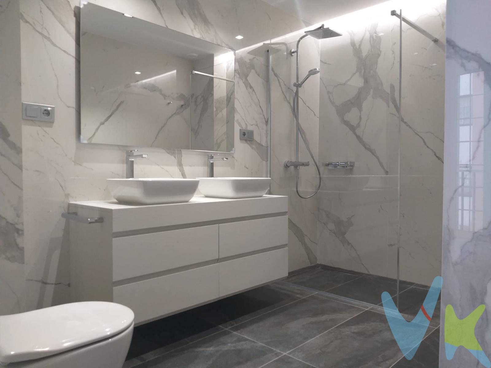 En venta magnífica vivienda situada en la calle Néstor de la Torre, en plena zona de Mesa y López, una de las áreas más cotizadas, comerciales y dinámicas de Las Palmas de Gran Canaria, hoy además especialmente atractiva por su entorno peatonal, su ambiente urbano y su excelente oferta de restauración, boutiques y servicios, a pocos pasos de Las Canteras y de El Corte Inglés. Ubicada en un edificio de pocos vecinos y muy buena comunidad, esta vivienda ha sido reformada recientemente con muy buenas calidades y diseño varguardista.  Destaca  por su amplitud, luminosidad y condición totalmente exterior. Con 123 m² construidos, dispone de tres dormitorios, dos baños completos, amplio salón-comedor y cocina, con una distribución cómoda y funcional. Incluye además una cómoda plaza de garaje que es fundamental en la zona en la que se encuentra el piso. Una propiedad difícil de encontrar por tamaño, estado y ubicación, ideal tanto como residencia habitual como inversión en una de las zonas con mayor demanda de la ciudad.