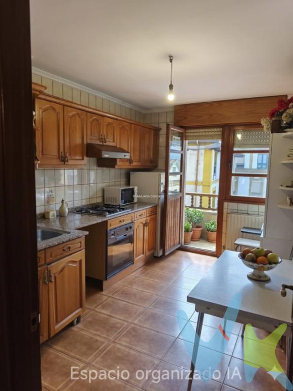 Piso en venta en Candás  una oportunidad para vivir cerca del mar y disfrutar del encanto de AsturiasLa vivienda cuenta con una distribución cómoda y funcional:3 habitacionesCocina independiente1 baño completo1 aseoEl piso se encuentra en buen estado general, aunque admite una actualización o lavado de cara, lo que permite adaptarlo fácilmente al gusto del comprador y convertirlo en un hogar acogedor en una ubicación privilegiada.Gracias a su distribución y posibilidades, es una excelente oportunidad tanto como vivienda habitual, segunda residencia o inversión.Situado en una zona cómoda de Candás, con comercios, transporte, colegios y todos los servicios del día a día a pocos minutos.Vivir en Candás es disfrutar del mar, la gastronomía, la tranquilidad y el auténtico ambiente de pueblo costero asturiano, perfectamente conectado con Gijón, Avilés y Oviedo.Gran oportunidad para crear tu hogar en una de las zonas más bonitas de la costa asturiana.Contacta con nosotros para más información o concertar una visita.La compraventa quedará sujeta a un plazo adicional necesario para la revisión, actualización y regularización de la documentación de la propiedad.Gastos e impuestos no incluidos en el precio. A título orientativo, en segundas transmisiones, el comprador abonará el Impuesto sobre Transmisiones Patrimoniales (ITP). La base imponible será el mayor valor entre precio de compraventa, tasación o valor de referencia catastral. Gastos de notaría y registro aranceles variables según precio, número de copias y complejidad).     El comprador escoge libremente notario. El vendedor asume la plusvalía y el resto de gastos son del comprador. Si se precisa hipoteca: Tasación, condiciones y costes bancarios según entidad elegida por el comprador; así como los gastos de gestoría y cualesquiera otros inherentes a la formalización de la compraventa. De acuerdo con la ley, no se incluyen en el precio otros gastos o tributos que legalmente correspondan al comprador. Honorarios de intermediación inmobiliaria a cargo del vendedor y honorarios de mediación inmobiliaria del 2% más I.V.A. con un mínimo de 2.000 + IVA a cargo del comprador.El consumidor tiene derecho, conforme a la normativa vigente, a disponer de información y documentación adicional relativa al inmueble y condiciones de la compraventa, accesible en la sede física de la agencia. La agencia actúa exclusivamente como intermediaria en la operación. Cualquier compraventa y sus condiciones quedan sujetas en todo caso a la aceptación expresa del vendedor del inmueble y a la posterior formalización del correspondiente contrato. El presente anuncio tiene carácter meramente informativo; la información suministrada se corresponde con la disponible a la fecha de publicación, pudiendo variar en función de las circunstancias o actualizaciones legales, contractuales y fiscales.