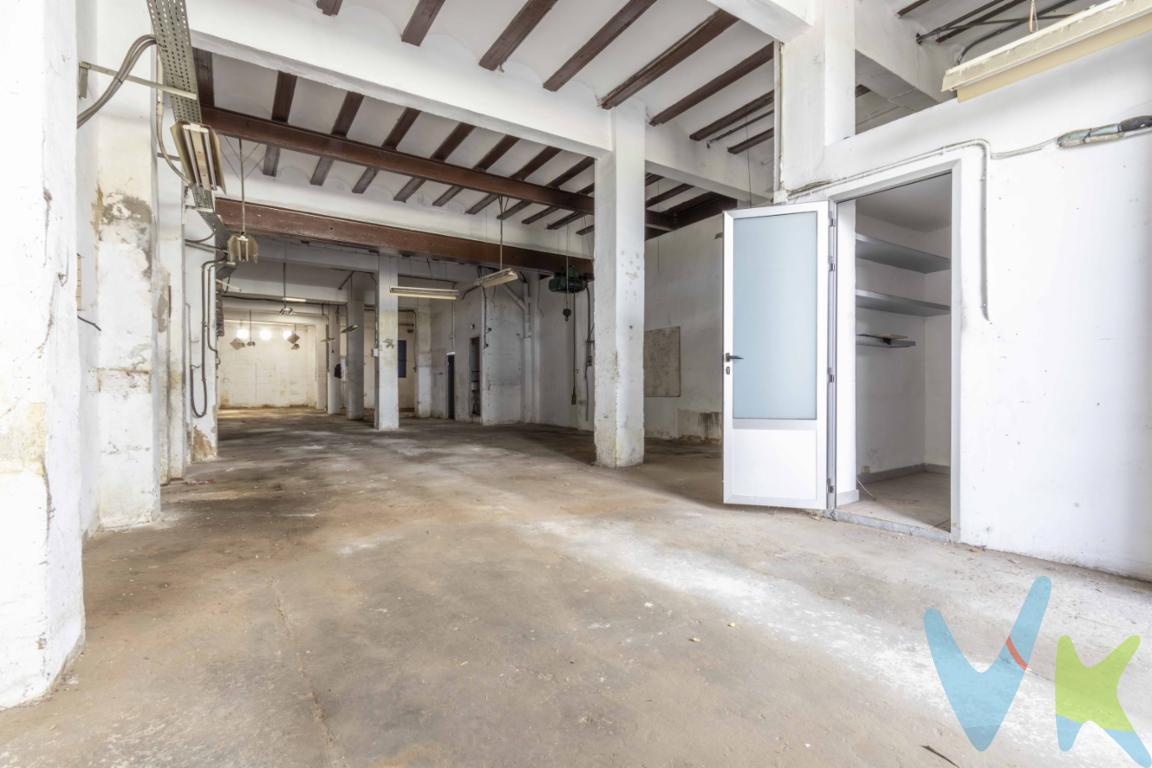 ¿Estás buscando un espacio versátil que se adapte a tus necesidades comerciales en Valencia? ¡Entonces este bajo comercial en Cases de Bárcena es justo lo que necesitas! Con 219m2 de espacio, este local diáfano ofrece infinitas posibilidades para tu próximo proyecto empresarial. ¿Te imaginas el potencial que tiene este espacio para convertirlo en el negocio de tus sueños?    Ubicado estratégicamente en una zona de fácil acceso, ¿te gustaría tener tu propio despacho en un lugar tranquilo pero bien conectado? Este bajo comercial cuenta con una zona que anteriormente se utilizó como despacho, ofreciéndote la privacidad y comodidad que necesitas para trabajar de manera eficiente. ¿Qué te parece la idea de tener un espacio dedicado exclusivamente a tu negocio, listo para ser personalizado según tus necesidades?    Pero eso no es todo, ¿qué tal si consideras la posibilidad de darle un giro industrial a este espacio? Con su distribución diáfana y su ubicación estratégica, ¿te imaginas las infinitas oportunidades que podrías explorar? Desde talleres hasta almacenes, ¿qué proyecto industrial se adapta mejor a tus ambiciones empresariales?    ¿Y qué hay de aquellos que buscan un lugar seguro para guardar sus vehículos? Con este amplio bajo comercial, tienes la opción de utilizarlo como un garaje privado y seguro para tus coches, motos o incluso para tu flota empresarial. ¿Te gustaría tener la tranquilidad de saber que tus vehículos están protegidos en un espacio propio y accesible?    En resumen, este bajo comercial en Cases de Bárcena es mucho más que un simple espacio vacío. Es una oportunidad única para materializar tus ideas comerciales, ya sea en el ámbito industrial, empresarial o como un seguro garaje para tus vehículos. ¿Estás listo para convertir este espacio en el corazón de tu próximo proyecto empresarial? ¡Contáctanos hoy mismo para concertar una visita y descubrir todo el potencial que tiene para ofrecerte!