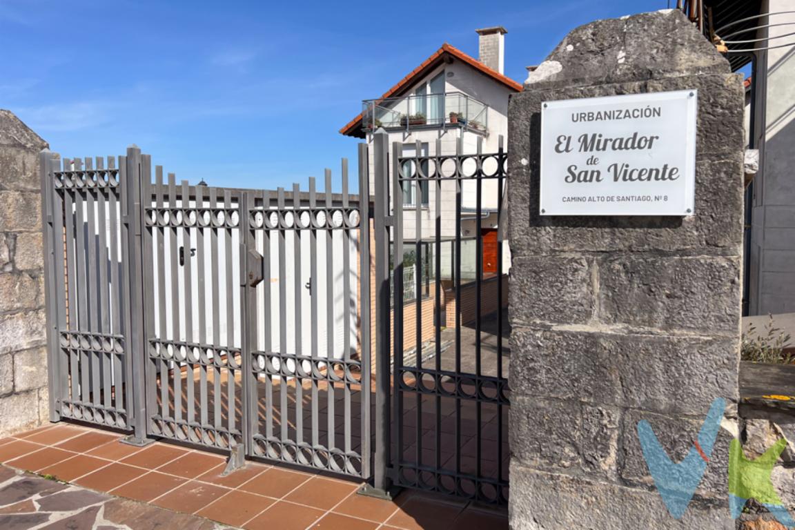 Ponemos en venta un refugio de luz y brisa en El Mirador de San Vicente de la BarqueraImagina despertar cada mañana en uno de los rincones más mágicos de la costa cántabra. Este adosado no es solo una vivienda, es una invitación a vivir con calma, rodeado de la luz que solo el Cantábrico sabe regalar. Ubicada en la exclusiva zona del Camino de los Eucaliptos, esta casa ha sido diseñada para abrazar el sol desde el amanecer hasta el ocaso.Al cruzar el umbral, te recibe una planta baja abierta y acogedora, donde el salón y la cocina se funden para crear el corazón del hogar, prolongándose hacia una terraza privada con apertura total de puertas de 20 m2 y un jardín de más de 60 metros2. Es el rincón perfecto para esos desayunos lentos al aire libre, para ver crecer tus plantas o simplemente para disfrutar de una lectura tranquila bajo el cielo de Cantabria.La zona de descanso se distribuye para garantizar la intimidad de todos. Mientras que en la planta intermedia encontramos dormitorios amplios ,luminosos y con un cuarto de baño, el verdadero tesoro se esconde en el bajo cubierta: una suite abuhardillada con baño propio y terraza que se convierte en un refugio personal, lleno de encanto y paz.La vivienda esta equipada con placas solares que priorizan el uso de energía renovable, con sistema de gas natural complementario para garantizar el máximo confort.Todo en esta casa está pensado para la comodidad, desde su amplio garaje privado con zona de almacenaje hasta su ubicación estratégica, que te permite disfrutar de la serenidad de una zona residencial sin renunciar a la esencia marinera, la gastronomía, todos los servicios y las impresionantes playas de San Vicente. Es, en definitiva, el lugar donde el espacio, la calidez y el mar se encuentran para ofrecerte la vida que siempre has soñado.