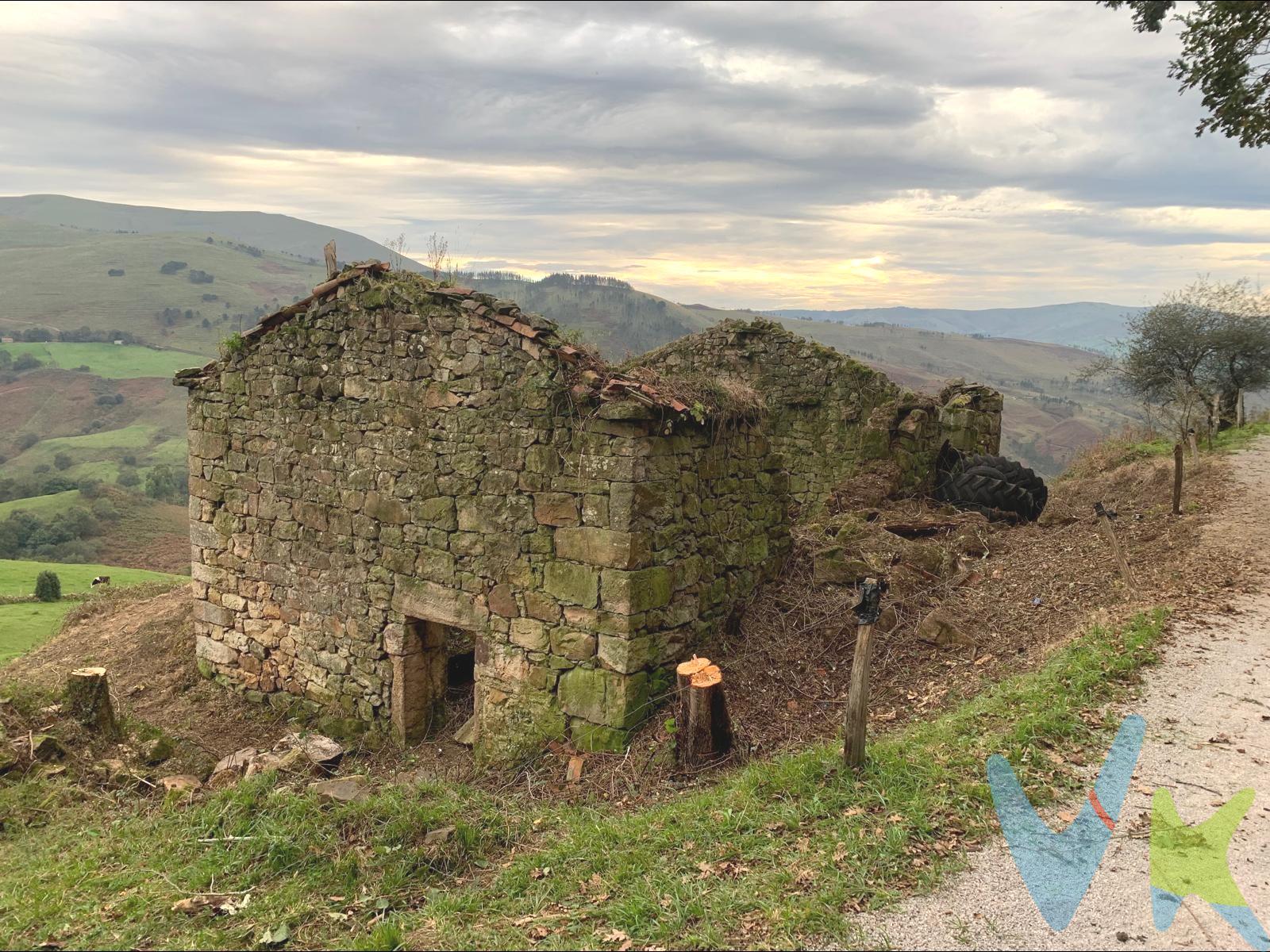 Descubre una oportunidad única con esta finca de 18.575 m2 situada en Llerana de Saro, que ofrece impresionantes vistas a los valles pasiegos. La propiedad incluye una amplia edificación de piedra, ideal para ser reconvertida según tus deseos y necesidades; cuenta con un total de 168 m2 distribuidos en dos plantas (84 m2 cada una). Rodeada por la belleza natural del entorno y accesible mediante carretera asfaltada, disfrutarás no solo del paisaje sino también del confort al tener acceso a luz eléctrica dentro de la finca. El terreno presenta desniveles característicos que añaden encanto al lugar. Iniciado expediente en Crotu para tramitación de autorización y licencia. Se encuentra en estado avanzado por lo que en breve, podrás iniciar las obras sin más esperas . Llámanos y te la mostramos!!!. Los impuestos, gatos de notaría y registro no están incluidos en el precio.