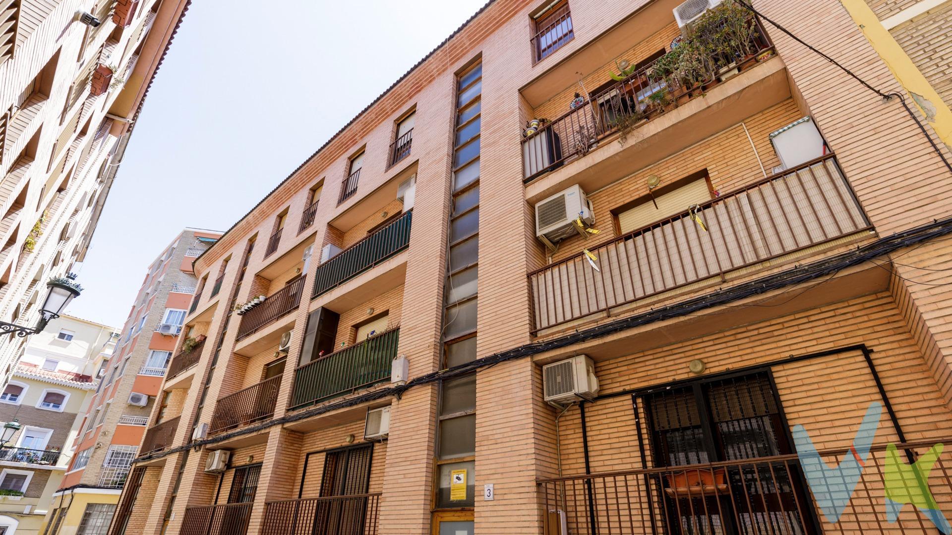 Hay pisos que no se entienden del todo en una primera mirada. Y precisamente por eso, cuando los recorres con calma, empiezas a ver todo lo que pueden llegar a ser. Este piso en Calle de la Torre 3, en pleno Casco Antiguo de Zaragoza, es una vivienda con personalidad, con una distribución diferente, curiosa, pero también muy coqueta. Una casa de esas que no buscan parecerse a todas las demás, sino ofrecer algo propio: posibilidades, rincones con encanto y una ubicación con muchísima vida alrededor. Está en una zona con historia, con comercio, servicios, colegios, autobuses cercanos y zonas infantiles. A solo dos minutos del Parque Bruil, conectado con El Coso y a unos 7 minutos andando de Plaza España. Es decir, vivir en el centro, pero con ese punto más tranquilo y auténtico que todavía conserva esta parte de Zaragoza. La vivienda cuenta con 60 m² construidos y 50 m² útiles mas una terraza de uso exclusivo de 17 metros, distribuidos de una forma muy particular. Nada más entrar, el hall organiza la casa y marca dos ambientes muy diferenciados. Por un lado, encontramos el salón con cocina americana, un espacio abierto y funcional que conecta directamente con un balcón exterior a la calle. Aquí está la parte más social de la vivienda: el lugar donde cocinar, conversar, descansar o abrir el balcón y sentir el movimiento del barrio. Es una estancia sencilla, pero con mucho potencial. Con una actualización cuidada, puede convertirse en un espacio moderno, cómodo y muy acogedor. Y entonces aparece una de las grandes sorpresas de la casa. La terraza interior. Una terraza de 17 m² que conecta con las dos habitaciones dobles y que cambia por completo la forma de imaginar esta vivienda. Porque no es lo mismo tener dos dormitorios interiores que tener dos dormitorios con salida a un espacio exterior privado. Aquí puedes crear una zona de desayuno, un rincón con plantas, una mesa para cenar en verano, un pequeño refugio urbano o simplemente ese desahogo exterior que tanto se valora en el centro de la ciudad. Las dos habitaciones son dobles, independientes y con buena capacidad. Y aunque la distribución no sea la típica, precisamente ahí está parte de su encanto: permite jugar con los espacios, replantear usos y adaptar la vivienda a distintas formas de vivir. Puede ser una primera vivienda con mucho carácter. Puede ser una inversión para alquilar con un valor diferencial muy claro. O puede ser ese piso que, con una reforma bien pensada, se convierte en algo mucho más especial de lo que aparenta hoy. La vivienda se encuentra de origen, por lo que necesita una actualización. Pero cuenta con elementos importantes ya presentes: calefaccion y agua caliente con caldera de gas, actualmente en estado de baja por lo que no podemos comprobar su funcionamiento. El baño completa la distribución de la casa, manteniendo el mismo estilo funcional del conjunto. No es un piso perfecto para quien busca algo totalmente estándar. Es un piso para quien sabe ver posibilidades. Para quien entiende que una buena ubicación, dos habitaciones dobles, balcón exterior, terraza interior de 17 m² y una base sobre la que crear algo bonito no aparecen todos los días en pleno Casco Histórico de Zaragoza. Una vivienda con margen para transformarse, con encanto propio y con una terraza que puede convertirse en el alma de la casa. Ven a verla y deja que sus posibilidades te cuenten el resto.
