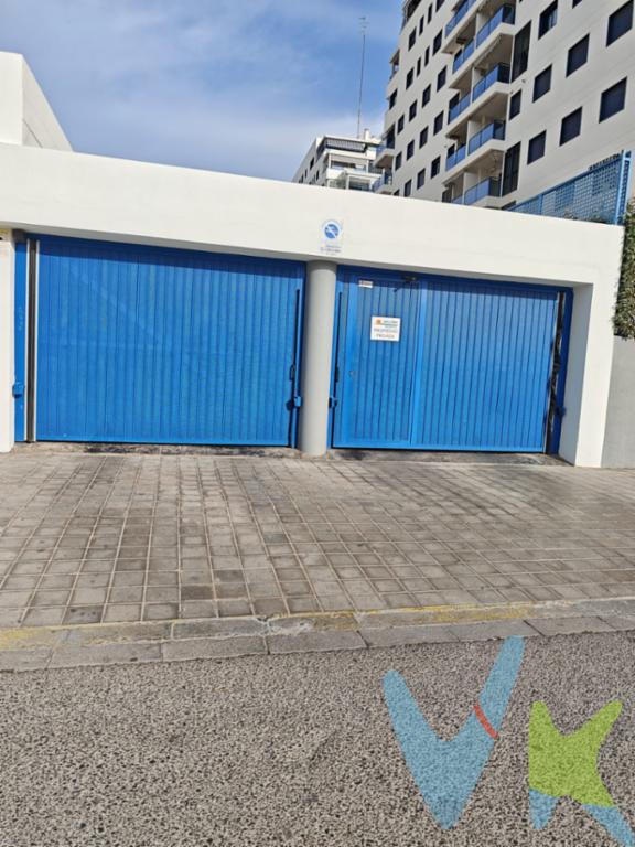  Una excelente oportunidad para adquirir una plaza de garaje en propiedad en la Pobla de Farnals. Situada en una zona de creciente demanda, esta plaza ofrece la solución perfecta para aquellos que buscan comodidad y seguridad a la hora de estacionar su vehículo.El garaje, parte de un edificio moderno construido en 2006, cuenta con una superficie total de 10 metros cuadrados, de los cuales 9.9 son útiles. Esta amplitud es ideal para vehículos de diferentes tamaños, asegurando un acceso cómodo y sin complicaciones. Además, la ubicación en un bloque relativamente reciente garantiza unas instalaciones en óptimas condiciones. Con un diseño moderno y cuidado, el edificio refleja el ambiente contemporáneo de la zona.Adquirir una plaza de garaje en esta zona no solo es una inversión en comodidad personal, sino también una ventaja económica a largo plazo. En áreas metropolitanas como el área de Valencia, contar con un aparcamiento propio eleva el valor de cualquier adquisición inmobiliaria.La seguridad es un aspecto primordial en este edificio, que cuenta con modernas instalaciones de vigilancia y acceso controlado. Esto permite que los propietarios estacionen sus vehículos con total tranquilidad. La facilidad de acceso a la plaza, tanto a pie como en coche, asegura comodidad diaria y elimina el estrés innecesario de buscar aparcamiento en la vía pública.Por expreso deseo de los propietarios esta vivienda se comercializa en EXCLUSIVA, por lo que le garantiza un trato fácil, cómodo y sin interferencias. Rogamos no molesten a sus ocupantes o vecinos.Si usted es un profesional inmobiliario, no dude en llamarnos, estaremos encantados de colaborar en la venta de este inmueble.El precio ofertado no incluye impuestos, gastos de compraventa, ni honorarios de la agencia inmobiliaria. Anuncio no vinculante, puede contener errores.  