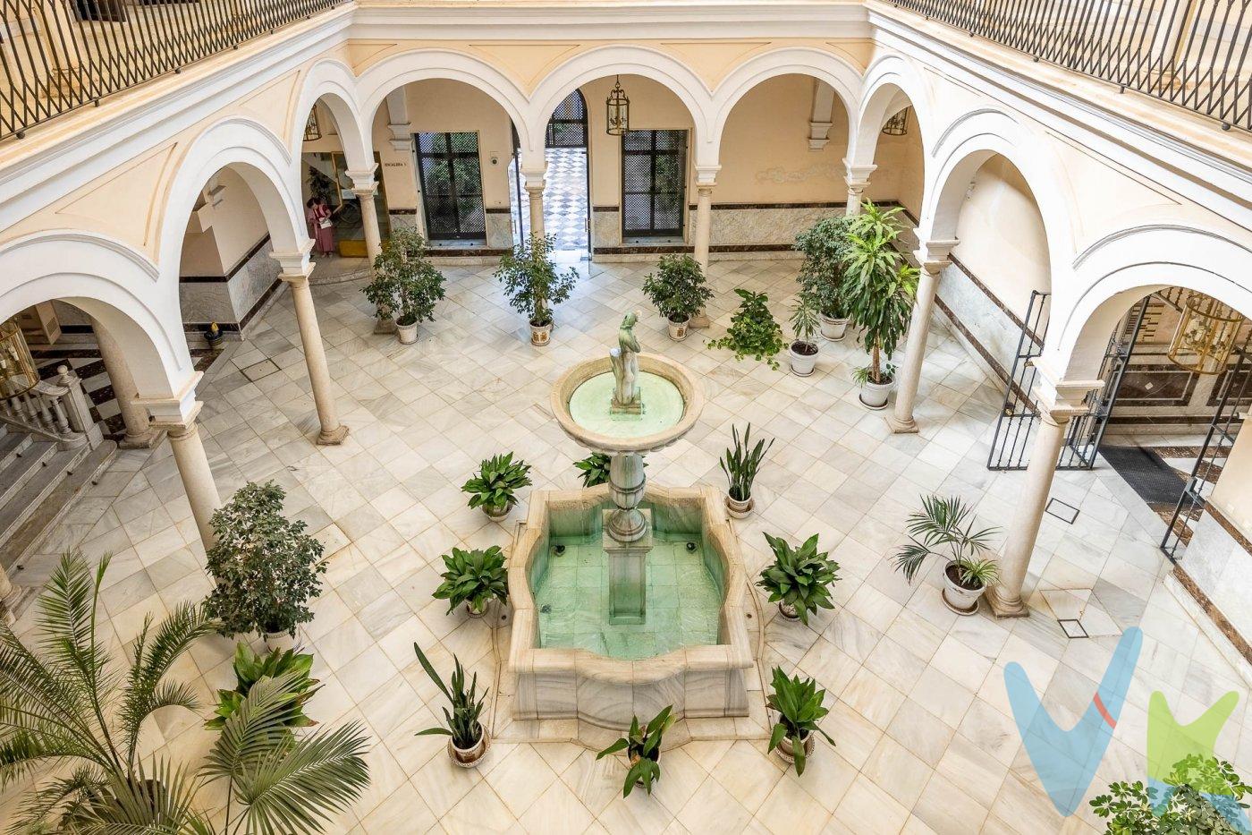 Situado en Edificio diseñado por Aníbal González, en pleno centro, muy cerca del Corte Inglés y con la comodidad de poder ir andando a todas partes.  . Antigua casa Palacio del siglo XVIII de estilo Barroco-Popular.  . El Edificio se distribuye en torno a un precioso patio central con columnas y fuente decorativa.  . Se trata de una tercera planta con ascensor; de amplias estancias, exterior, muy luminoso y confortable, el apartamento consta 85m2 construidos y 48m2 útiles aproximadamente con muy buena distribución.  . El salón es de paso, muy amplio y luminoso con cocina integrada, amueblada y equipada con electrodomésticos, de diseño.  . El dormitorio es muy amplio y cuenta con gran armario empotrado, el baño, de elegante diseño, dispone de placa de ducha.  . Las ventanas y puertas son de madera lacada en blanco y el suelo de mármol. Se encuentra climatizado con aire centralizado frío/calor. Se entrega completamente amueblado.  . Ideal inversor, para alquilarlo y obtener una gran rentabilidad desde el primer minuto y por supuesto para vivir en él.  . Con excelente situación, rodeado de comercios, colegios, zonas infantiles...No lo deje escapar, solicite visita hoy mismo!!!!.  .  . Informamos a nuestros clientes compradores que el precio de venta no incluye lo siguiente: Honorarios de la agencia inmobiliaria, Impuestos (I.T.P., I.V.A. o A.J.D., en su caso) ni otros gastos de la compraventa (gastos de Registro de la Propiedad, Notaría, Gestoría ni de posible Financiación). Documento F.I.S. a disposición del consumidor según Decreto 218/2005 Junta de Andalucía.  . 