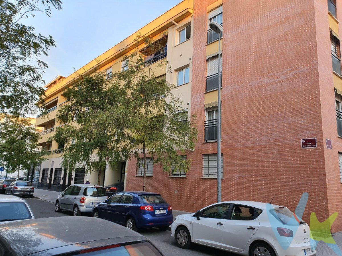 Cochera en venta junto al Vial, zona Santa Rosa.  .  Plaza de aparcamiento amplia y cómoda para coche mediano en zona Santa Rosa, junto al Vial. Entrada con puerta automática, en segundo sótano, edificio reciente. Precio excepcional, gran oportunidad.  . INFORMACIÓN RELEVANTE. Para cumplir con la normativa vigente tenemos a disposición del cliente el Documento Informativo Abreviado (DIA) así como la información mínima solicitada en el artículo 31 de la Ley 12/2023, de 24 de mayo, por el Derecho a la Vivienda. Los precios indicados no tienen caducidad, pero pueden ser alterados sin previo aviso. En caso de venta, el precio corresponde únicamente al inmueble. Los gastos de la compraventa serán según ley (Notaría, Registro de la Propiedad e Impuestos) y no están incluidos en el precio del inmueble reflejado, al igual que no están incluidos los honorarios de la Agencia Inmobiliaria. FINANCIACIÓN: Si lo desea, ponemos a su disposición un estudio profesional previo, gratuito y personalizado de financiación para la compra del inmueble. 