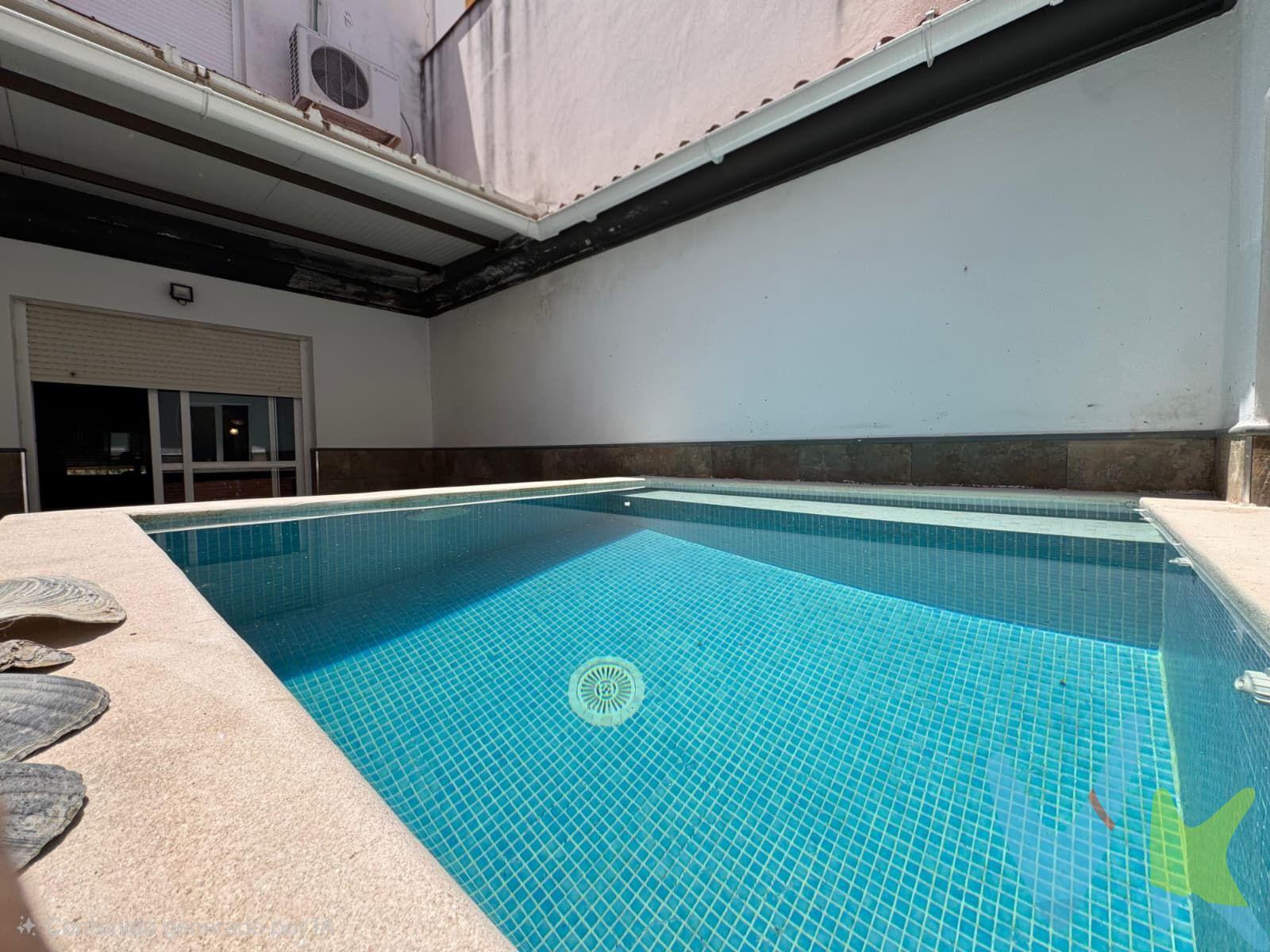 PRECIO DE VENTA: [174.900 + GASTOS] €. VIVIENDA VPO. Descubre esta fantástica vivienda adosada, diseñada para disfrutar del confort y la funcionalidad en el día a día. Con 113 m² construidos, la propiedad dispone de 3 amplios dormitorios y 2 baños completos, ofreciendo espacio suficiente para toda la familia. La vivienda cuenta con estancias luminosas y bien distribuidas, creando un ambiente acogedor y práctico. En el exterior, podrás disfrutar de una agradable piscina privada, ideal para refrescarse y aprovechar el buen tiempo, además de espacios exteriores versátiles para reuniones, descanso o zona de juegos. Uno de sus puntos fuertes es la gran capacidad de almacenaje, con diversas zonas destinadas a guardar enseres, herramientas, equipamiento deportivo o todo aquello que necesites, manteniendo la vivienda siempre ordenada. Ubicada sobre una parcela de 103 m², esta casa representa una excelente oportunidad para quienes buscan una vivienda cómoda, con espacio exterior privado y todas las ventajas de una casa familiar. Una propiedad lista para convertirse en tu nuevo hogar. ¡Ven a visitarla y descubre todo su potencial!. En cumplimiento de las obligaciones de información previstas en la Ley 10/2025, de 28 de diciembre, de servicios de atención a la clientela y transparencia, así como en la normativa sectorial vigente, se hace constar que el precio indicado no incluye los gastos e impuestos inherentes a la adquisición, los cuales se desglosan a continuación: . • Impuesto sobre Transmisiones Patrimoniales (ITP): Se aplicará el tipo impositivo vigente en la Comunidad Autónoma de Andalucía, generalmente el 7% (12.243€), sin perjuicio de tipos reducidos del 3,5%, 1,2% o 1% aplicables según las circunstancias personales del comprador o las características del inmueble). El impuesto se devenga sobre el Valor de Referencia de Catastro o el precio de venta, aquel que resulte superior. • Gastos de Notaría: Los honorarios notariales se calcularán conforme al arancel oficial regulado en el Anexo I, del Real Decreto 1426/1989, de 17 de noviembre, por el que se aprueba el arancel Notarial. • Gastos de Registro: La inscripción en el Registro de la Propiedad se facturará según el arancel oficial establecido en el ANEXO I, del Real Decreto 1427/1989, de 17 de noviembre, por el que se aprueba el arancel Notarial. • Gastos de Gestión (Gestoría): Los honorarios por la tramitación administrativa, liquidación de impuestos e inscripción registral ascienden aproximadamente a [545] € (IVA incluido). • Honorarios Agencia del Vendedor: incluidos en el PVP. • Honorarios Agencia del comprador: La agencia prestará los servicios de información, asesoramiento y acompañamiento previstos en el Encargo de Servicios y en el D.I.A. Si solicita servicios adicionales o personalizados, sus honorarios serán informados previamente, de forma individualizada y por escrito, conforme a la libertad de pactos y a la normativa vigente. NO VINCULADOS AL PRECIO DE COMPRA. Para una información exhaustiva sobre el funcionamiento, tipos impositivos y bonificaciones del ITP en Andalucía, puede consultar el portal oficial de la Agencia Tributaria de la Junta de Andalucía en el siguiente enlace: https://www.juntadeandalucia.es/organismos/economiahaciendayfondoseuropeos/areas/tributos-juego/tributos/paginas/impuestos-cedidos-transmisiones.html;  Documento D. I. A. a disposición del consumidor según Decreto 218/2005 Junta de Andalucía.