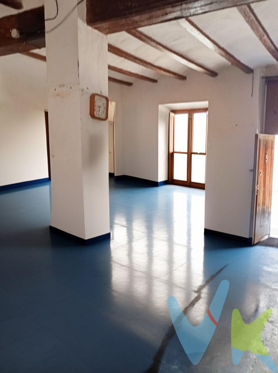 Encantadora casa de pueblo en Simat de la Valldigna con gran potencial de reforma. Descubre esta acogedora casa de pueblo situada en Sant Antoni 10, en pleno corazón de Simat de la Valldigna, un enclave privilegiado de la comarca de La Safor que combina la tranquilidad de la vida de pueblo con la comodidad de estar a pocos kilómetros del mar. La vivienda cuenta con una superficie construida de 189 m², distribuidos en diferentes espacios que ofrecen infinitas posibilidades de reforma y personalización:. •	Espacio diáfano de 60 m², perfecto para diseñar un amplio salón con cocina integrada o cualquier proyecto que se adapte a tu estilo de vida. •	Habitación exterior de 25 m², muy luminosa y con gran potencial como dormitorio principal o sala de estar. •	Espacio adicional de 20 m², ideal para destinarlo a bodega, trastero, despacho o sala de ocio. •	Amplia terraza de 50 m² donde disfrutar de comidas al aire libre, reuniones familiares o simplemente relajarse bajo el sol. •	Zona ajardinada de 28 m², perfecta para crear tu propio rincón verde, colocar plantas o incluso una pequeña barbacoa. La propiedad ofrece la posibilidad de construir en dos alturas, lo que permitiría disponer de hasta 4 habitaciones y 2 baños, adaptándola completamente a tus necesidades. Construida en 1950, la casa requiere reforma, lo que supone una oportunidad única para diseñar el hogar de tus sueños manteniendo la esencia de la arquitectura tradicional del pueblo. El entorno:. Simat de la Valldigna es un pueblo con encanto, rodeado de montañas, naturaleza y rutas de senderismo, pero a la vez muy bien comunicado y a tan solo unos minutos en coche de las playas de Tavernes de la Valldigna y otros pueblos costeros. Aquí encontrarás todos los servicios necesarios para el día a día: comercios, colegios, transporte público y una gran calidad de vida. Además, el pueblo es conocido por su Monasterio de Santa María de la Valldigna, un referente cultural e histórico que realza el atractivo de la zona. Ya sea como residencia habitual, segunda vivienda o inversión, esta propiedad reúne todo el potencial para convertirse en un proyecto lleno de valor. No dejes pasar esta oportunidad. Ven a visitarla y descubre por ti mismo todas las posibilidades que ofrece esta casa con alma en Simat de la Valldigna. ¡Tu nuevo hogar te espera!. ----. La descripción del presente inmueble e imágenes tienen mero carácter informativo y en ningún caso carácter contractual, pudiendo ser modificados por la inmobiliaria comercializadora sin que ello implique responsabilidad alguna frente a terceros. En el precio de venta a público, esta propiedad NO incluye los gastos de adquisición (Notario, registro, gestión, honorarios, etc…).