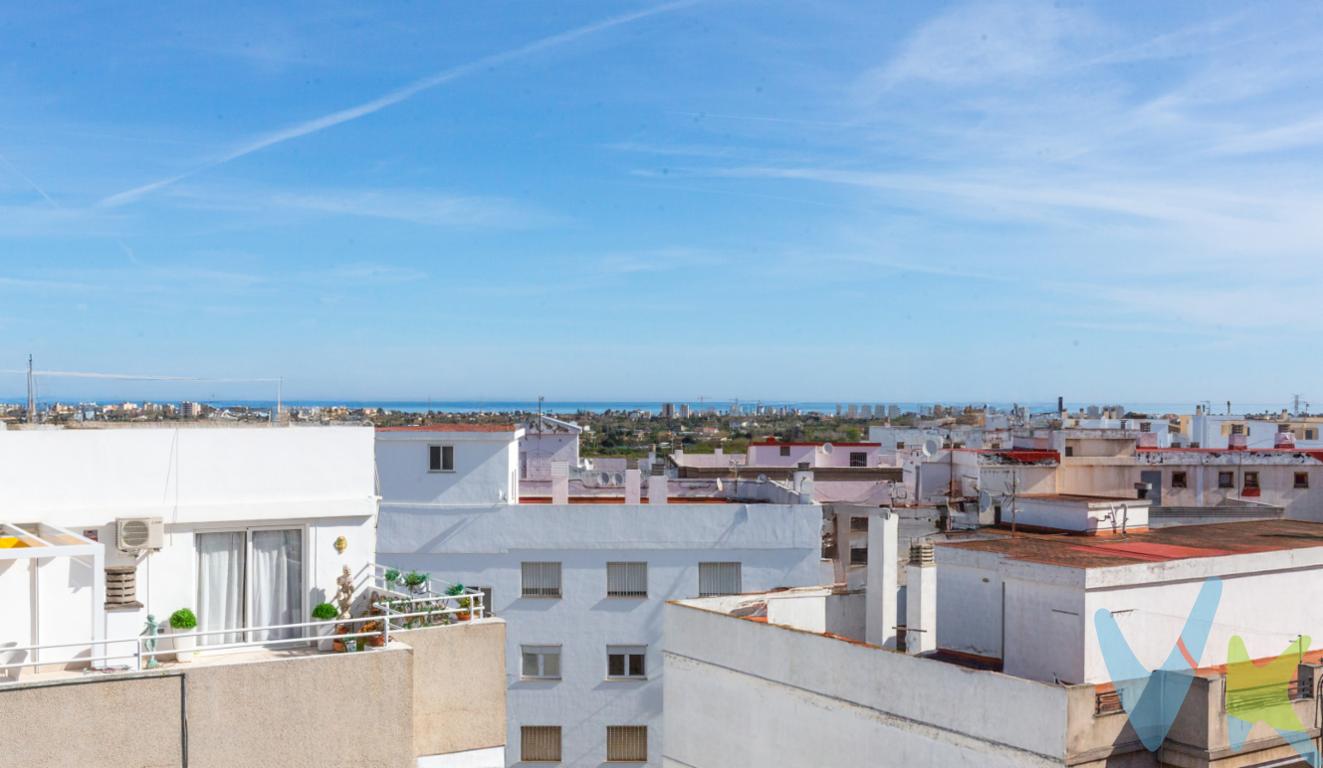 ¡Vive frente al mar sin renunciar a la comodidad del centro! Amplio piso en una ubicación privilegiada que lo tiene todo.Este luminoso apartamento en planta alta (con vistas despejadas y mucha luz natural todo el día) te permite disfrutar de la vida costera al máximo: A solo 2,5 Km llegas a la playa de arena fina y aguas cristalinas de Oliva, con sus casi 9 km de litoral. Al mismo tiempo, estás en pleno núcleo urbano: salida rápida a la carretera principal (CV-675 y acceso directo a la AP-7), supermercados, comercios, restaurantes, paseo marítimo y servicios a pie o en 2-3 minutos en coche. Ideal para familias que buscan proximidad al mar sin aislamiento, o para inversores que apuestan por alquiler vacacional todo el año. _____________________ La comercialización del presente inmueble se realiza en régimen de exclusiva, garantizando a la propiedad una gestión profesional, coordinada y sin interferencias externas. Trabajamos bajo el modelo de exclusiva compartida, colaborando activamente con otras agencias y profesionales que representen a posibles compradores o arrendatarios, con el objetivo de maximizar la difusión y las oportunidades de cierre.Por respeto a la propiedad y a sus ocupantes, se ruega no molestar directamente a propietarios o inquilinos. Para cualquier información adicional, concertar visita o plantear colaboración profesional, deberán dirigirse exclusivamente a nuestra oficina.La información contenida en este anuncio (incluyendo superficies, distribución, características, imágenes, planos y precios) tiene carácter meramente informativo y orientativo, no contractual, pudiendo estar sujeta a modificaciones, errores u omisiones sin previo aviso. Las superficies indicadas son aproximadas y no tienen carácter vinculante.El precio publicado no incluye impuestos ni gastos derivados de la operación (ITP, IVA, AJD, notaría, registro, gestoría u otros que legalmente correspondan).En caso de compraventa, los honorarios de intermediación inmobiliaria no están incluidos en el precio y serán satisfechos por la parte compradora de forma independiente, salvo pacto distinto.En caso de arrendamiento, la renta indicada no incluye suministros ni otros gastos repercutibles salvo indicación expresa en el anuncio. Las condiciones económicas y jurídicas definitivas se establecerán en el correspondiente contrato conforme a la normativa vigente. Los honorarios profesionales se aplicarán conforme a la legislación en vigor en el momento de la formalización del contrato.La propiedad podrá ser retirada del mercado o modificada en sus condiciones sin previo aviso, estando la oferta sujeta a disponibilidad.