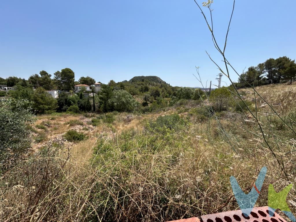 🏡 ¡Haz realidad tu proyecto de vida! Parcela urbana en la exclusiva Urbanización Nuestra Señora de La Asunción 🌳¿Estás buscando el lugar perfecto para construir la casa de tus sueños? ¡Esta es tu oportunidad!Se vende magnífica parcela urbana de 1.077 m² ubicada en una de las zonas más demandadas y tranquilas: Urbanización Nuestra Señora de La Asunción. Un entorno residencial consolidado, rodeado de naturaleza y con excelentes comunicaciones.✅ Ideal para vivienda unifamiliar de alto nivel✅ Zona segura, tranquila y con vecinos residiendo todo el año✅ Distancia a Montserrat: aproximadamente 1 km, con acceso rápido a todos los servicios del municipio (colegios, comercio, centro de salud, restaurantes)✅ Alta revalorización: ¡inversión segura!¡Imagina tu nuevo hogar con jardín, piscina, terrazas y todo el espacio que siempre quisiste disfrutando de un entorno natural y muy próximo al centro urbano! No dejes pasar esta oportunidad.📞 Contacta ahora y te informamos.Por mandato expreso del propietario, comercializamos este inmueble en exclusiva, lo que le garantiza un servicio de calidad, un trato fácil, sencillo y sin interferencias de terceros. Por este motivo, se ruega no molestar al propietario, a los ocupantes de la propiedad, a los vecinos si los hubiera. Muchas gracias por su comprensión.La oferta está sujeta a cambios de precio o retirada del mercado sin previo aviso. Este anuncio en su conjunto, incluyendo textos, fotos, imágenes o cualquier otro contenido de este, no es vinculante dado que la información es ofrecida por terceros y puede contener errores. Se muestra a título informativo y no contractual. Las medidas, superficies y diseño del plano facilitado son meramente orientativas. \"El precio NO INCLUYE los gastos de corretaje inmobiliario, impuestos (IVA, ITP, AJD), plusvalía, notaría y registro