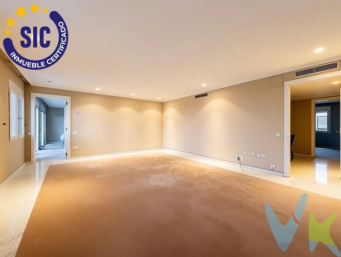 En pleno Jaume Roig – Pla del Real, a pie de los Jardines de Viveros, sale al mercado una vivienda de 178 m2 construidos (cerca de 161 m2 útiles según el levantamiento de planos) que no se ve todos los días: altura, luz por los cuatro costados y unas vistas que difícilmente vas a encontrar en otro piso de la zona. Situada en la séptima planta de un edificio consolidado con servicio de portería y ascensor, la vivienda cuenta con un detalle poco habitual: doble acceso, con una puerta de servicio independiente y una entrada directa a la zona de día. Nada más entrar sorprenden las proporciones: dos grandes estancias diáfanas que suman más de 75 m2 combinados y un pasillo de casi 9 m2, junto con 3 baños de buen tamaño. A día de hoy la vivienda no tiene una distribución cerrada — no hay zona de día ni de noche marcada — lo que la convierte en un auténtico lienzo en blanco para quien busque diseñar una vivienda de gran formato exactamente a su medida, sin heredar reformas ni distribuciones ajenas. Y luego está su gran protagonista: el balcón, de más de 22 m2, que recorre buena parte de la fachada. Asomarse aquí significa tener los Jardines de Viveros enteros a tus pies, con sus pistas deportivas, su piscina y el skyline de Valencia de fondo. Características principales:. ● 178 m2 construidos (. 161 m2 útiles). ● Séptima planta, edificio con portería y ascensor. ● Doble acceso: puerta de servicio + entrada a zona de día. ● 3 baños. ● Balcón de más de 22 m2 con vistas despejadas a los Jardines de Viveros. ● Distribución sin definir: dos grandes estancias diáfanas de 75 m2 combinados, ideales para reforma integral a medida. ● Vivienda muy exterior y luminosa. ● Zona Jaume Roig – Pla del Real: entorno residencial consolidado, cerca de universidades, hospitales y parques. Una oportunidad poco frecuente para quien busca altura, luz y unas vistas privilegiadas en una de las zonas más consolidadas de Valencia, con total libertad para convertirla en la vivienda que siempre ha imaginado. VENTA:. PVP 799.000€. Gastos e impuestos no incluidos en el precio. La compra conlleva impuestos y gastos de formalización para el comprador. A título orientativo se informa que en segundas transmisiones el ITP con carácter general en Valencia es del 9%, pudiendo existir otros tipos impositivos atendiendo a las circunstancias personales del comprador u otras circunstancias previstas legalmente. Base imponible del impuesto el mayor valor entre el precio de compraventa, la tasación o el valor de referencia catastral. En cuanto a los gastos de notaría y registro, en su caso, suelen oscilar aprox. entre 1,5% y 2,5% (aranceles variables según precio, n.º de copias y complejidad). El comprador elige notario. Si el comprador precisase de hipoteca: tasación, condiciones y costes bancarios serán según entidad elegida por el comprador, así como los gastos de gestoría, y cualesquiera otros gastos inherentes a la formalización de la compraventa que legalmente correspondan a la parte compradora, salvo pacto expreso en contrario con el vendedor. El consumidor tiene, conforme a la normativa vigente, a su disposición información y documentación adicional relativa al inmueble y condiciones de la compraventa, que podrá ser consultada en C/Joaquín Costa 4, bajo 46005 Valencia o urbe2@remax.es. Honorarios de mediación inmobiliaria a cargo del COMPRADOR: (3% del precio final de venta más IVA (21%), salvo otro pacto.); y de VENDEDOR (según acuerdo con el mismo). Se informa al consumidor que la agencia actúa como intermediaria inmobiliaria en la operación, estando cualquier eventual compraventa y sus condiciones sujeta a la aceptación expresa del propietario-vendedor y a la posterior formalización del correspondiente contrato. 