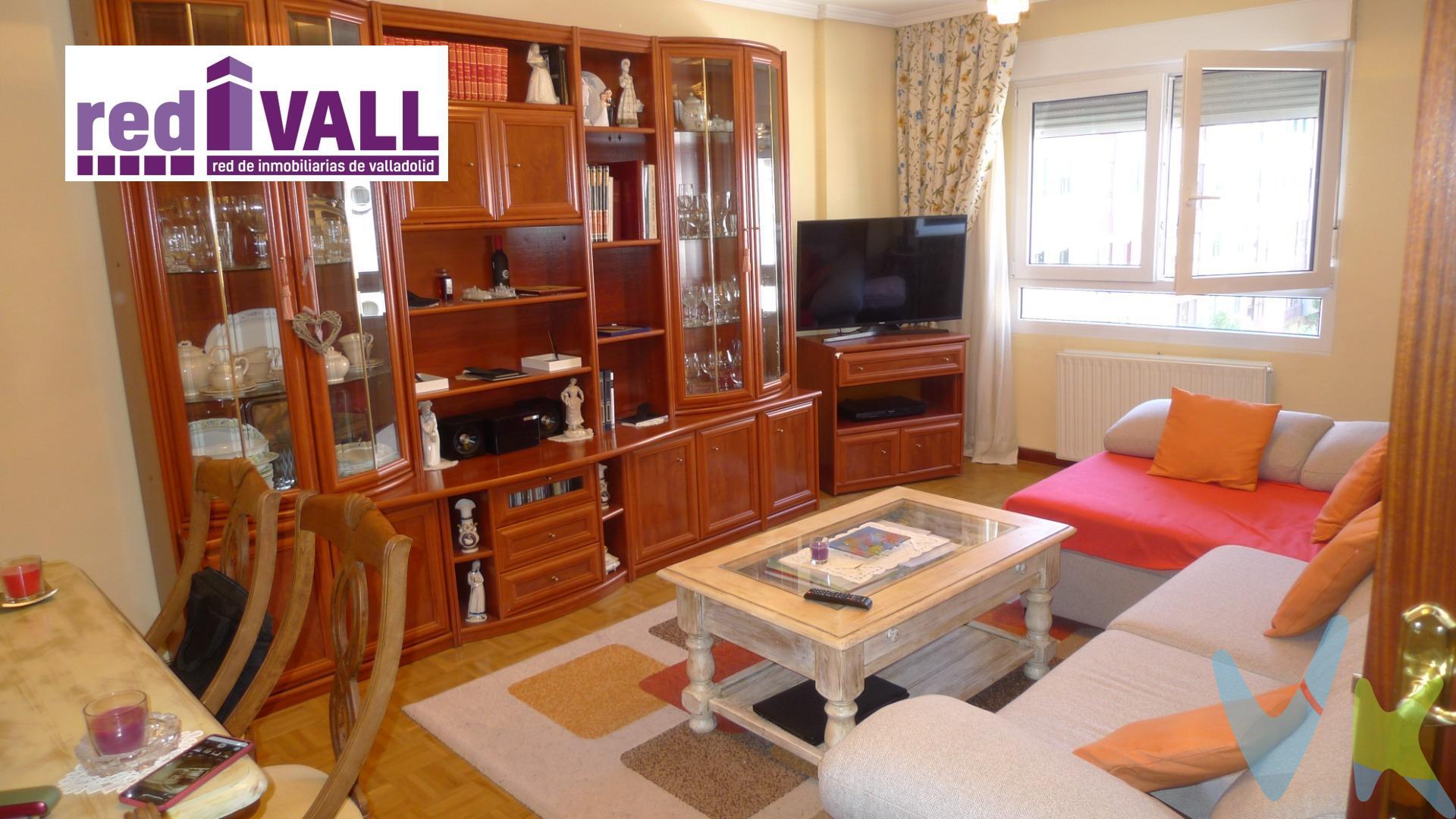 ¡Descubre tu nuevo hogar en Las Delicias! Este luminoso piso de 94 m² construidos, edificado en 1999, se encuentra junto al Paseo Farnesio y el Arco de Ladrillo, ofreciendo una ubicación inmejorable. Con una orientación sur, la vivienda es muy luminosa. Cuenta con un amplio salón independiente y una cocina totalmente equipada con electrodomésticos.  En el pasillo, frente a la cocina, hay una despensa para todo tipo de almacenamiento. . Dispone de dos amplios dormitorios con armarios empotrados, perfectos para maximizar el espacio de almacenamiento. Actualmente tiene un cuarto de baño completo y además, hay una  posibilidad real de adaptar un segundo cuarto de baño, lo que la convierte en una opción aún más atractiva para familias o parejas. Las ventanas con vidrio Climalit y la calefacción individual de gas natural aseguran un confort óptimo durante todo el año. El edificio cuenta con ascensor a nivel de calle. Incluye también una PLAZA DE GARAJE y un TRASTERO, lo que añade aún más valor a esta propiedad. No dejes pasar la oportunidad de visitar este piso en muy  buen estado de conservación y conviértelo en el hogar de tus sueños. ¡Contáctanos para más información y ven a verlo!