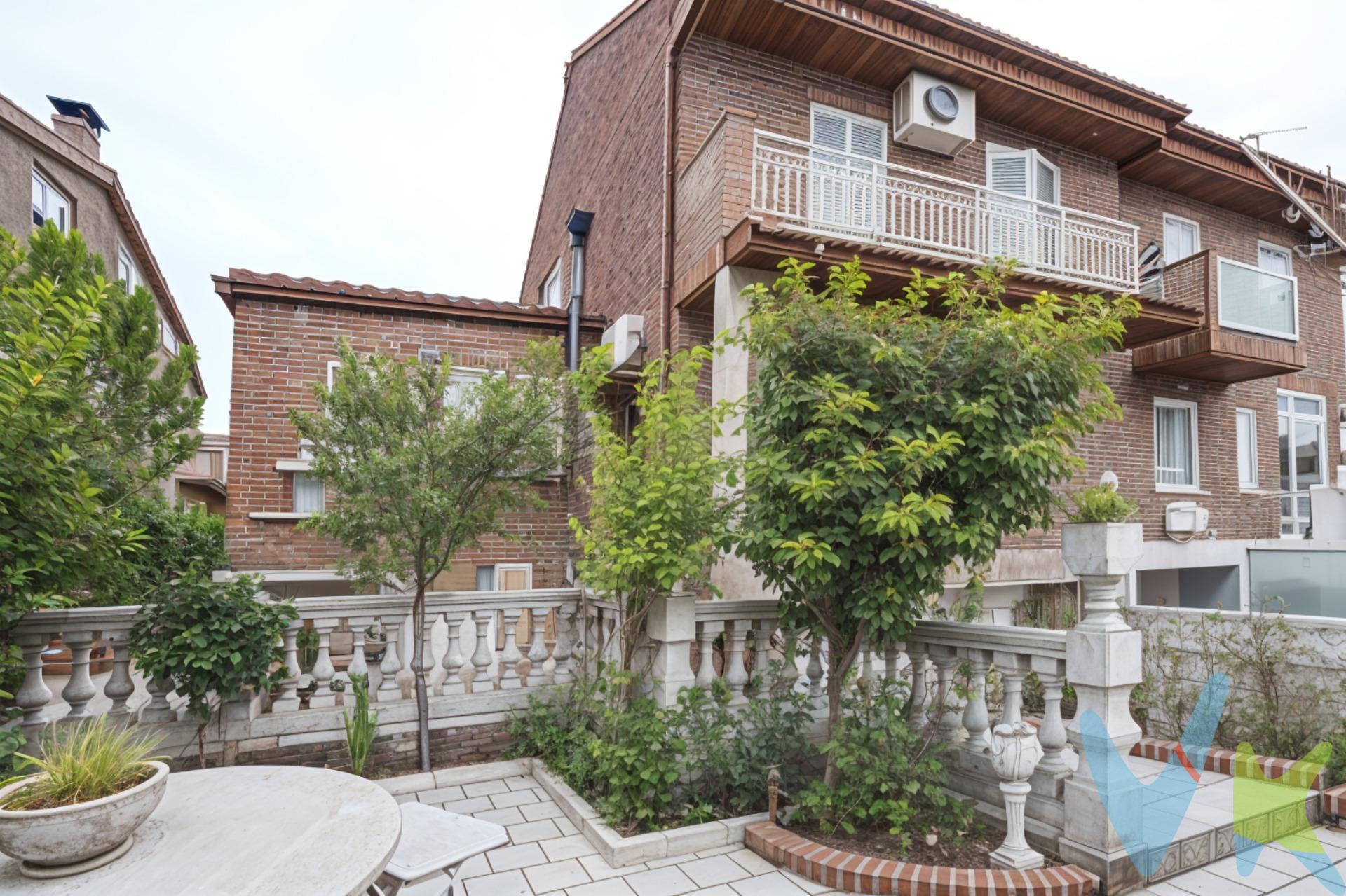 ¡Te presentamos el mejor chalet pareado de esquina de Las Villas de Fuenlabrada, parcela única de 243m2, no vas a encontrar ninguna mayor en toda la zona! . 275 m² construidos en 4 plantas, patio de 243 m², 4 habitaciones dobles, 3 baños y 1 aseo. Orientación Este-Oeste 🌞, piscina cubierta, todo exterior y con vistas. ¡Listo para entrar a vivir!. 🏡 Ubicado en la tranquila y cuidada zona de Las Villas de Fuenlabrada, los Molinos, esta propiedad es perfecta para disfrutar en familia. Con 275 m² construidos 🍀distribuido en 4 plantas y un impresionante patio de 243 m², tendrás espacio para reuniones, juegos y momentos al aire libre. Dispone de cuatro amplias habitaciones dobles 🛌, tres baños completos y un aseo 🚽. Su orientación Este-Oeste garantiza luz natural durante todo el día ☀️🌙. Disfruta de tu piscina cubierta, ideal tanto en los días soleados como en las noches estrelladas ⭐✨. Además, dispone de puerta blindada para mayor seguridad 🔒 y vistas fantásticas desde cualquier rincón 👀. Todo exterior y rodeado de chalets bien cuidados, ¡es el lugar perfecto para crear recuerdos inolvidables! ❤️. Ven a visitarlo, te encantará. El precio publicado no incluye el mobiliario, la decoración, impuestos ni el coste del servicio de gestión, asesoramiento y acompañamiento durante la compra.