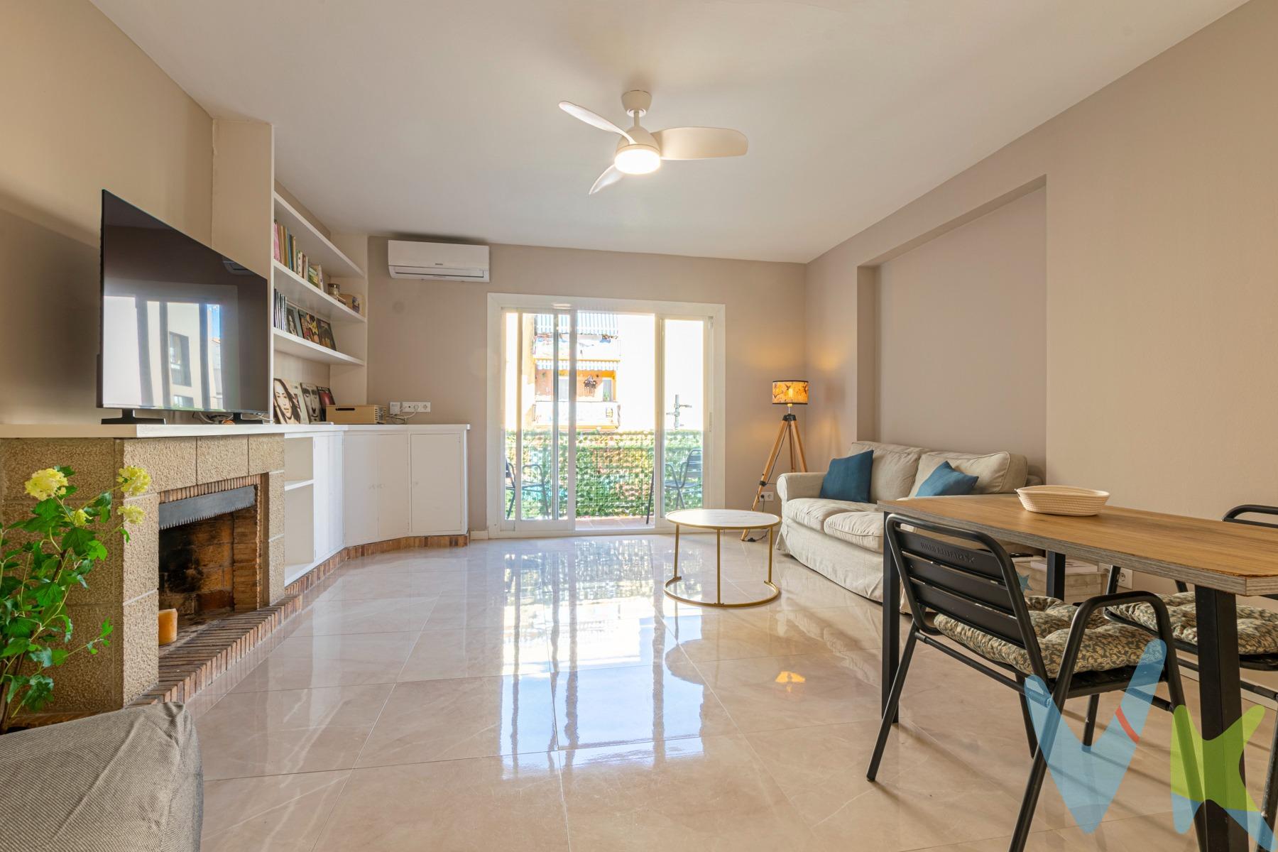 Hay pisos que se adaptan a tu vida. Este, además, se adapta a tus planes. Dúplex de 120 m² construidos en pleno corazón del ambiente de Sitges, repartido en dos plantas de 60 m², cada una con su propio acceso. Puedes vivirlo entero, quedarte una planta y alquilar la otra, o alquilar las dos por separado. Hoy te sirve de una manera; dentro de unos años, quizá de otra. El piso no te obliga a elegir. Planta inferior. Salón amplio con chimenea y balcón, cocina, dos baños y un dormitorio individual con salida a patio. Ese rincón exterior que en el centro casi nadie tiene. Planta superior. Dos dormitorios dobles, uno de ellos con balcón, un dormitorio individual, cocina y baño. Reformado y listo para entrar. Ventanas de aluminio con doble acristalamiento y aire acondicionado por splits. La ubicación. Sales a la calle y ya estás en la vida de Sitges: terrazas, restaurantes, la noche más conocida de la costa y la playa a un paseo. Una advertencia sincera: si buscas silencio absoluto, este no es tu piso. Si quieres vivir Sitges de verdad y no mirarlo desde lejos, sí lo es. Para quién tiene sentido. Para vivir, con la opción de que la otra planta te ayude a pagar los gastos. Como segunda residencia con espacio para recibir a quien quieras, cada uno a su aire. Como inversión para alquiler de temporada o de larga duración. Llámanos ahora y te lo enseñamos con calma y te explicamos todo lo que necesitas saber antes de dar el paso. . _______________________________________________________________. • Localització: Sitges, Centre. • Estat de l'immoble: En bon estat. • Superfície útil: 83,04 m² / Superfície construïda: 120 m². • Cèdula d'habitabilitat: Vigente. • Certificat d'eficiència energètica: Codi ZPVC1K7H4 · Consum 189 · Emissions 36. • ITE- Inspección tecnica del edificio: Favorable. • Preu de transmissió: 675.000 €. • ITP: Tipus vigent (10% tipus general / 5% reduït segons perfil) · Import aproximat: 68.250 €. • Despeses notarials: Segons aranzel notarial (aprox. 1.000 €). • Despeses registrals: Segons aranzel registral (aprox. 1.000 €). • Gestoria: Aprox. 500 € + IVA. • Total aproximat despeses de compravenda: 70.750 € (ITP + aprox. 2.500 €). • Honoraris d'agència: A càrrec exclusiu del venedor. • Càrregues i gravàmens: Hipoteca. Lliure d'altres Càrregues. • Estat d'ocupació: Lliure. • Règim de protecció oficial: Lliure. • Condició de gran tenidor del propietari: No Gran Tenidor. • Núm. Registre AICAT: 6768 · Núm. API: 3387. El mobiliari, equipament, decoració i analegs, de les fotografies i videos no està inclòs en el preu · Superfícies obtingudes de documents oficials. 
