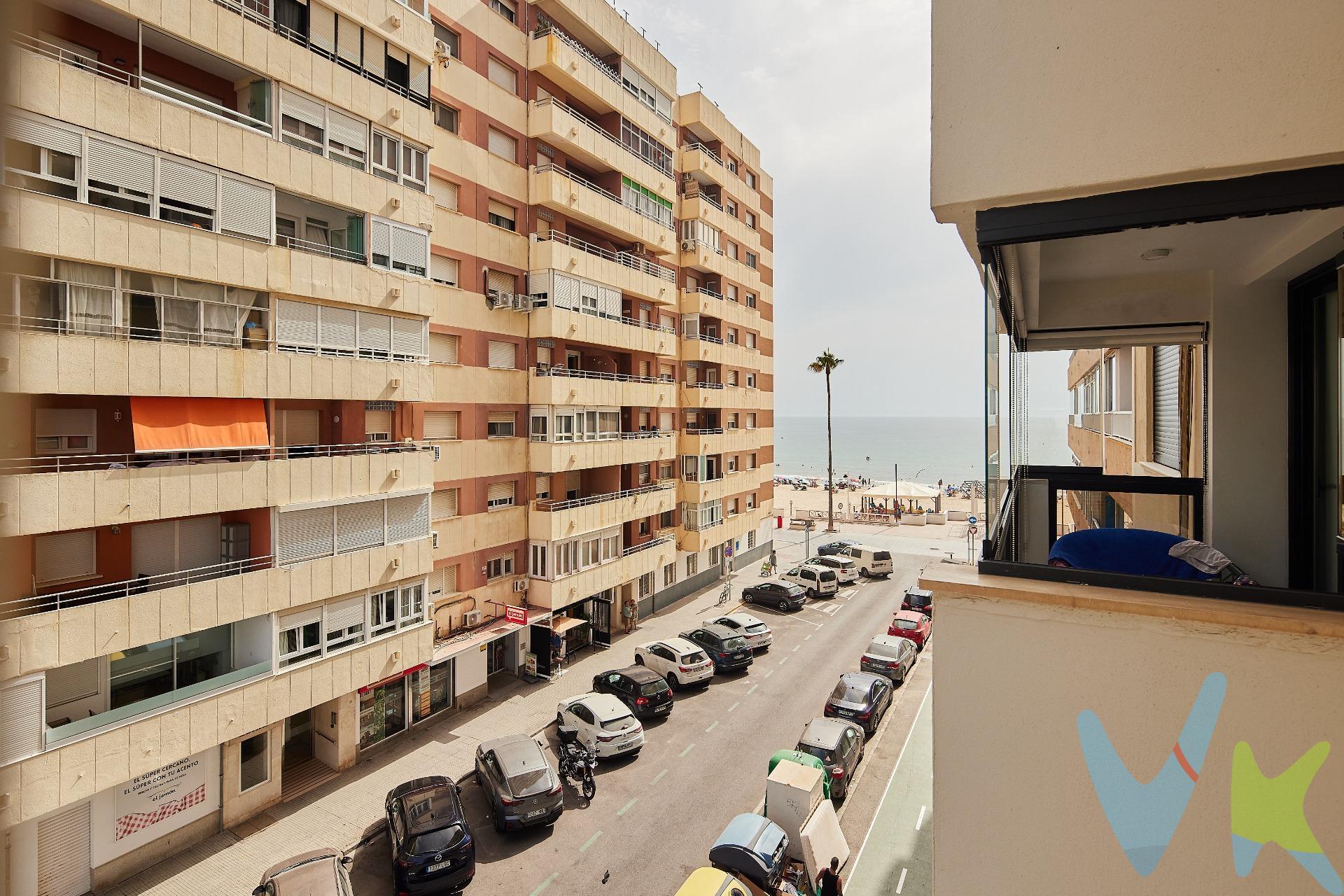 Descubre esta espectacular vivienda ubicada en la codiciada zona del Paseo Marítimo de Cádiz. Esta vivienda exterior cuenta con una distribución ideal que incluye tres amplias habitaciones dobles y un baño completo. La entrada se realiza por una calle lateral tranquila, a pocos pasos de la playa y cerca de la Avenida Principal. Desde su terraza disfrutará de  vistas al mar mientras goza del confort que ofrece el espacio interior compuesto por dos terrazas; una integrada al salón para momentos inolvidables y otra anexa a la cocina perfecta para disfrutar del sol matutino. No pierda esta oportunidad única en uno de los lugares más emblemáticos y deseados dentro del entorno gaditano. Periodo de validez de la publicación 31/12/2026. Honorarios de agencia: 3% más IVA (21%) del precio de compraventa. Se hace constar que la agencia efectúa una labor de intermediación, y que las condiciones finales de la compraventa quedan sujetas a la aceptación expresa de la parte vendedora y formalización del contrato de compraventa. Gastos aproximados de comprador en concepto de Aranceles notariales y Registro de la Propiedad: 900 € - 1.500 €, variables según operación (Real Decreto 1426/1989 y Real Decreto 1427/1989). Operación sujeta a I.T.P. (7%) (Ley 5/2021, de 20 de octubre, de Tributos Cedidos de la Comunidad Autónoma de Andalucía). *Estimación tipos generales de gastos de compra según ley. Todos los porcentajes son aplicables sobre precio de compraventa del inmueble o valor de referencia catastral. Gastos particulares de financiación por cuenta de comprador no incluidos. Consulte con nosotros si tiene bonificaciones en su caso concreto, estaremos encantados de asesorarle con todo detalle. . 