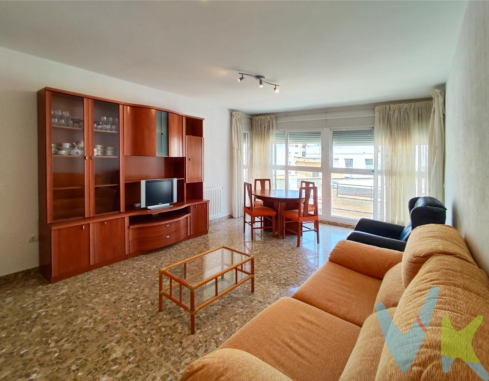 Piso luminoso y funcional en Onda  ¡Listo para entrar a vivir!. Vivienda construida en 2005, situada en una tercera planta con ascensor y acceso a cota cero. Ideal para familias o para quienes buscan un hogar bien distribuido, con espacio y comodidad. Salón-comedor amplio y muy luminoso. Cocina independiente de gran tamaño. Tres habitaciones con armarios empotrados, una de ellas con balcón. Dos baños completos, plato de ducha y bañera. Trastero. La vivienda cuenta con instalación de gas natural, que alimenta tanto los radiadores para la calefacción como la cocina y el calentador de agua. Una vivienda práctica, y bien cuidada, con todas las comodidades que necesitas para tu día a día. ¡No dejes pasar esta oportunidad!. La descripción del presente inmueble e imágenes tienen mero carácter informativo y en ningún caso carácter contractual, pudiendo ser modificados por la inmobiliaria comercializadora sin que ello implique responsabilidad alguna frente a terceros. En el precio de venta a público, esta propiedad NO incluye los gastos de adquisición (Notario, registro, gestión, honorarios, etc…). 