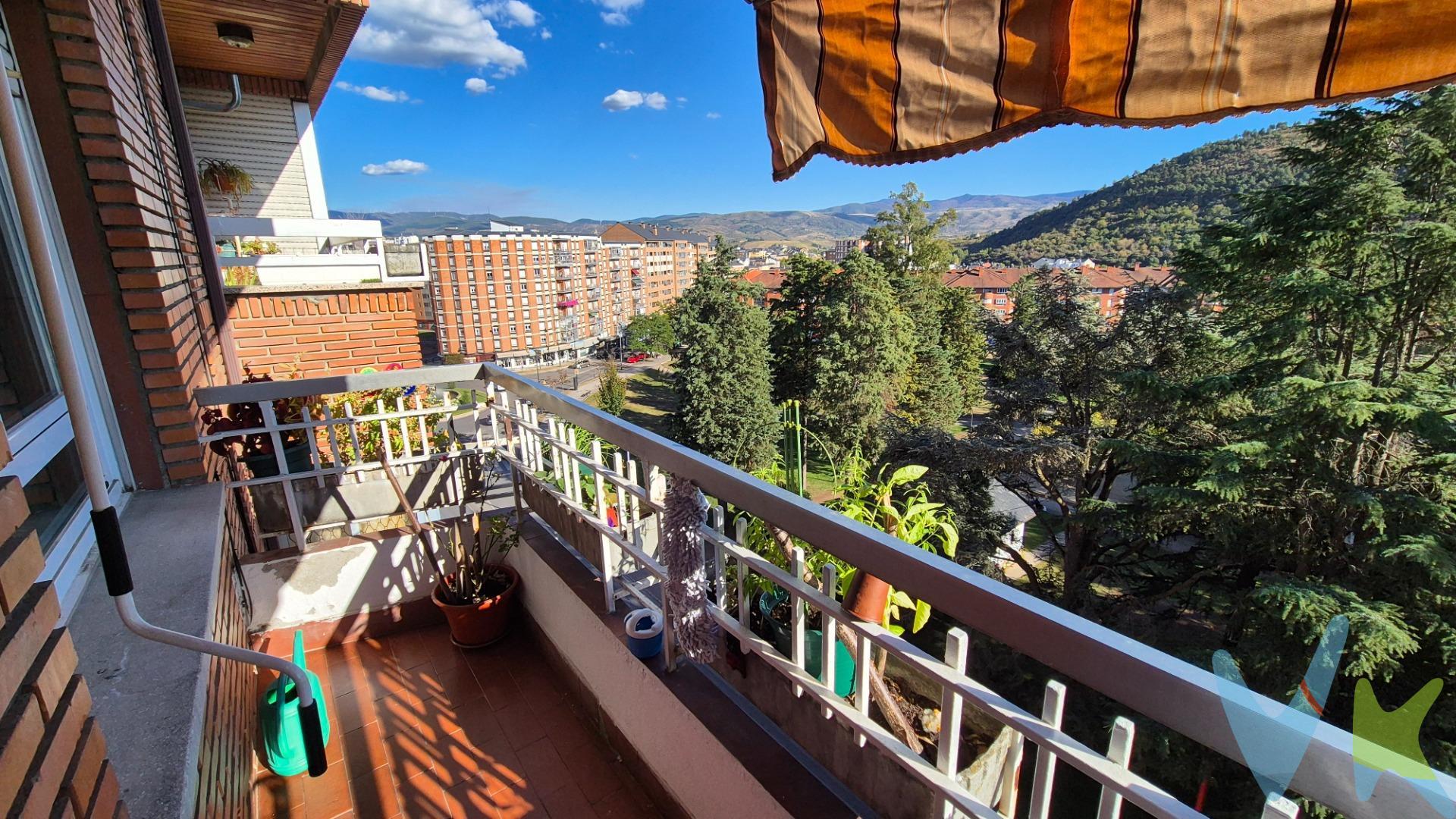 Descubre este encantador piso ubicado en la codiciada zona de Flores del Sil, Ponferrada. Con una superficie construida de 107 m² y útil de 92 m², esta propiedad se encuentra en perfecto estado para entrar a vivir. El inmueble cuenta con un total de tres habitaciones; una doble y dos sencillas que ofrecen luz natural gracias a su orientación exterior. Además, dispone de un baño completo y un aseo adicional para mayor comodidad. El espacio se complementa con una terraza privada de seis metros cuadrados ideal para disfrutar al aire libre o relajarse después del trabajo. Entre los extras destacados encontramos puerta blindada por seguridad, trastero práctico para almacenamiento extra e impresionantes vistas hacia zonas verdes llenas de árboles. La ubicación es excepcional: cercana a centros comerciales y colegios lo que facilita el día a día familiar; también hay áreas infantiles perfectas para los más pequeños.. Todo esto convierte esta propiedad no solo en casa sino en hogar.