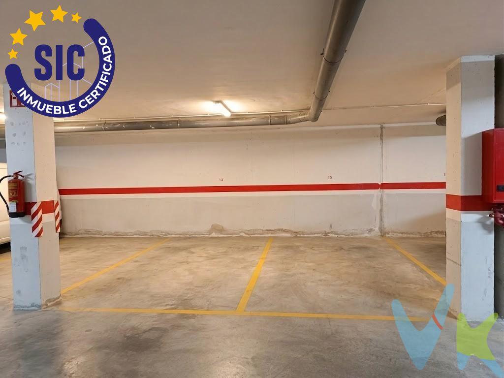 Un coche a la sombra es un dueño feliz. ¿Tu coche parece un horno microondas cada vez que lo dejas al sol?. Esta plaza de aparcamiento ubicada en la zona de La Closa en La Pobla LLarga es la solución. Será el paraíso para tu vehículo y para ti cuando subas a tu coche a una temperatura agradablemente fresquita. Ubicación Premium, justo enfrente del IES Pere d’Esplugues. Si eres profesor o personal del centro, podrás llegar, aparcar y estar en el aula antes de que suene el timbre. ¡Sin estrés de última hora! y lo mejor de todo, tendrás tu coche al resguardo del Efecto Sauna. Olvídate de quemarte las manos con el volante o de que el coche parezca una sauna finlandesa. Aquí tu vehículo te esperará fresquito, a la sombra y protegido de las lluvias, el granizo o los [amp;]quot;regalitos[amp;]quot; de los pájaros y conservará su pintura brillante como el primer día en un lugar seguro. Será una Inversión Inteligente porque si decides sacarle rentabilidad, se alquilará sola. Será un bien codiciado por el personal y profesores del instituto y del resto de vecinos. ¡Haz que la plaza se pague sola! un coche a la sombra es un dueño feliz. Llama ya y concierta una visita. VENTA:. PVP 6.750€. Gastos e impuestos no incluidos en el precio. La compra conlleva impuestos y gastos de formalización para el comprador. A título orientativo se informa que en segundas transmisiones el ITP con carácter general en Valencia es del 10%, pudiendo existir otros tipos impositivos atendiendo a las circunstancias personales del comprador u otras circunstancias previstas legalmente. Base imponible del impuesto el mayor valor entre el precio de compraventa, la tasación o el valor de referencia catastral. En cuanto a los gastos de notaría y registro, en su caso, suelen oscilar aprox. entre 1,5% y 2,5% (aranceles variables según precio, n.º de copias y complejidad). El comprador elige notario. Si el comprador precisase de hipoteca: tasación, condiciones y costes bancarios serán según entidad elegida por el comprador, así como los gastos de gestoría, y cualesquiera otros gastos inherentes a la formalización de la compraventa que legalmente correspondan a la parte compradora, salvo pacto expreso en contrario con el vendedor. El consumidor tiene, conforme a la normativa vigente, a su disposición información y documentación adicional relativa al inmueble y condiciones de la compraventa, que podrá ser consultada en C/Joaquín Costa 4, bajo 46005 Valencia o urbe2@remax.es. Honorarios de mediación inmobiliaria a cargo del COMPRADOR: (3.000€ del precio final de venta más IVA (21%), salvo otro pacto.); y de VENDEDOR (según acuerdo con el mismo). Se informa al consumidor que la agencia actúa como intermediaria inmobiliaria en la operación, estando cualquier eventual compraventa y sus condiciones sujeta a la aceptación expresa del propietario-vendedor y a la posterior formalización del correspondiente contrato.