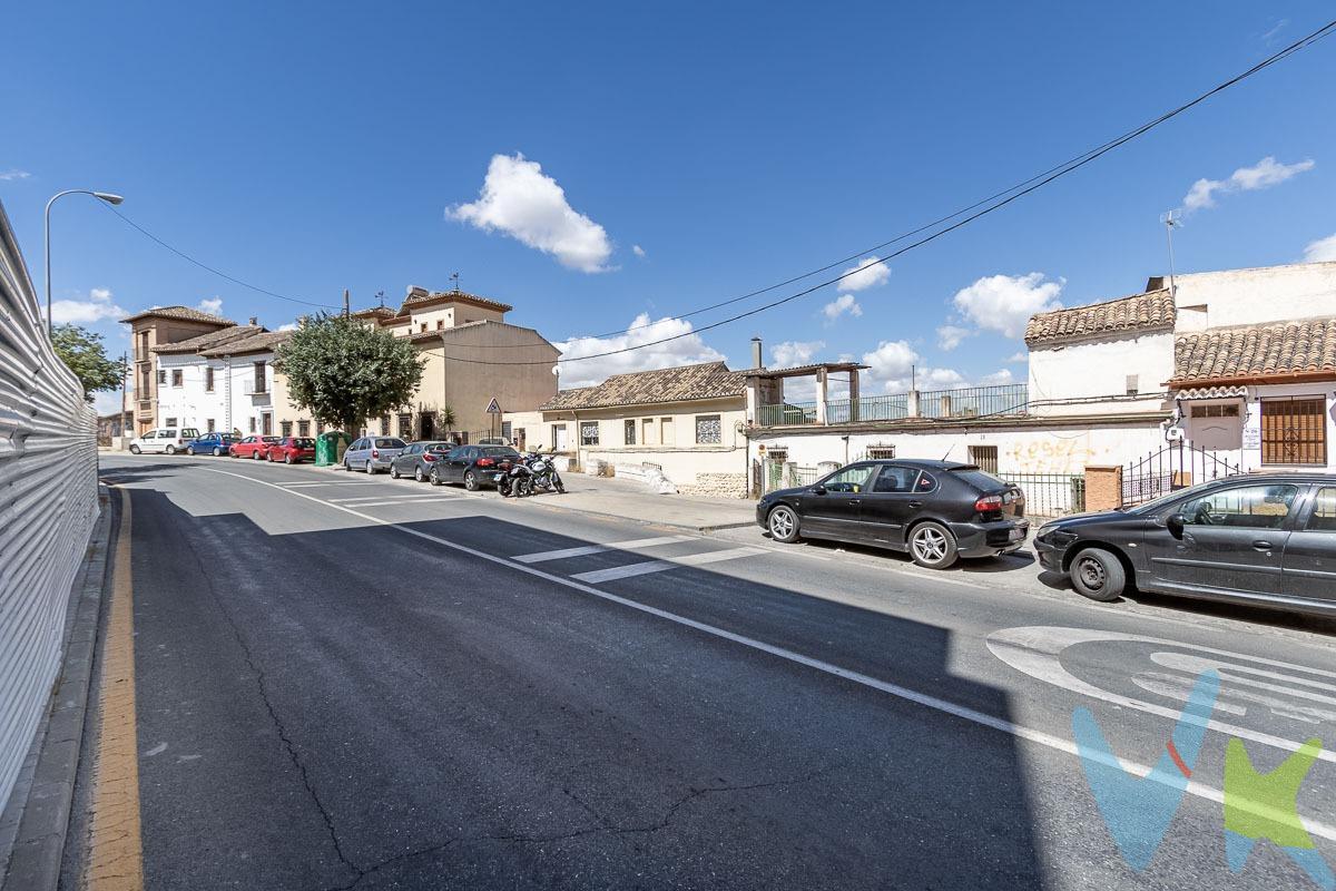 ¡Oportunidad única para inversores en Granada capital!. Presentamos esta impresionante casa de 640 m² construidos, ubicada a unos metros del Albaycin. Esta propiedad, totalmente para reformar, ofrece un sinfín de posibilidades para aquellos con visión y creatividad. Características destacadas:. - Espacio y Versatilidad: Con una generosa superficie de 640 m², esta casa es perfecta para diversos proyectos de inversión. - Potencial Inmobiliario: Ideal para transformar en un hotel boutique, apartamentos turísticos de lujo.. - Ubicación Privilegiada: Situada en el emblemático barrio del Albaycín y a poca distancia de monumentos históricos, restaurantes, tiendas y todos los servicios necesarios. - Acceso y Conectividad: Excelente conectividad con el transporte público y las principales vías de acceso, facilitando la movilidad y atrayendo tanto a turistas como a residentes. . Esta propiedad representa una inversión con gran potencial de revalorización, gracias a su ubicación estratégica y las múltiples opciones de desarrollo que ofrece. Aproveche esta oportunidad para crear un proyecto innovador y atractivo en una de las ciudades más encantadoras de España. No deje pasar esta oportunidad única para dejar su huella en el mercado inmobiliario de Granada!. Ref. N265. * El PVP indicado no incluye impuestos ni gastos de Escritura. * Honorarios agencia no incluidos. * Las superficies expresadas en esta página tienen carácter descriptivo y son aproximadas. * Los precios pueden ser susceptibles de modificación sin previo aviso. * Esta propiedad se vende SIN muebles. 