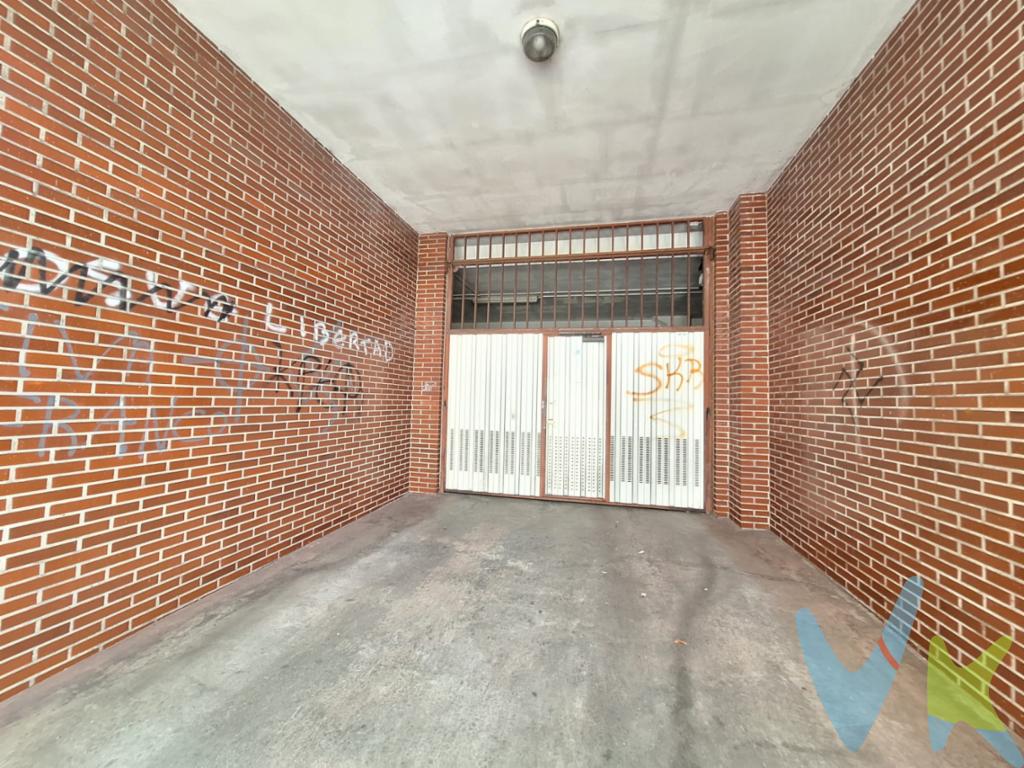  En venta un amplio garaje ubicado en la zona de La Calzada, en la vibrante ciudad de Gijón. Este espacio, de 120 metros construidos y 109 metros útiles, ofrece la solución ideal para quienes buscan un lugar seguro y espacioso para estacionar sus vehículos o utilizar como almacén. Situado en una ubicación estratégica, este garaje es perfecto tanto para residentes de la zona como para aquellos que necesitan un punto de acceso en esta parte de la ciudad.Adquirir este garaje no solo significa asegurar un espacio práctico, sino también invertir en una ubicación prometedora que continúa en auge. Está situado en un barrio bien conectado, con transporte público eficiente y acceso directo a las principales arterias de Gijón. Esta posición privilegiada garantiza una inversión sólida a largo plazo para aquellos que consideren el potencial de revalorización en una zona de continuo desarrollo.No deje pasar esta oportunidad única de adquirir un garaje en una de las zonas más cotizadas de Gijón. La combinación de tamaño, ubicación y calidad hace de este garaje una opción excepcional en el mercado. Para quienes deseen una visita, estaremos encantados de mostrarles las instalaciones y resolver cualquier consulta. Queremos que vea de primera mano todo lo que este espacio tiene para ofrecer y que pueda imaginarse aprovechándolo al máximo. Esta venta es una ocasión que no querrá dejar escapar.El precio de venta no incluye gastos de registro, notaría e impuestos de transmisiones.
