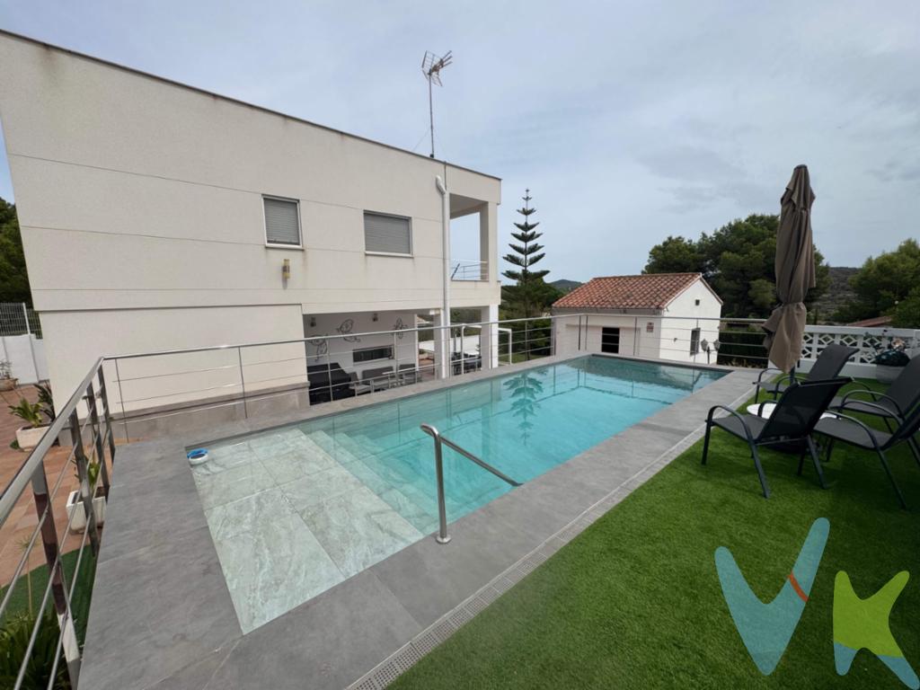 ¡Descubre tu nuevo hogar! Este maravilloso chalet de estilo moderno está ubicado en la exclusiva Urbanización La Peña de Gilet. Con una superficie construida de 198 m² y útil de 170 m², este espacio ha sido cuidadosamente reformado para ofrecerte el confort que mereces 🏡. La propiedad cuenta con cuatro cómodas habitaciones dobles y una habitación sencilla ideal para huéspedes o como oficina. Disfrutarás también de dos baños completos que garantizan privacidad a toda la familia 🚿. El exterior es un verdadero oasis: aprovecha los días soleados en tu propia piscina rodeada por un hermoso jardín lleno de árboles 🍃🌳. Además, su orientación norte-sur asegura luminosidad durante todo el día ☀️. A tan solo 12 km del mar, tendrás fácil acceso a las playas más hermosas mientras disfrutas del encanto rural que ofrece Gilet 🌊🚗. También incluye instalaciones modernas como placas solares, lo cual contribuye al cuidado medioambiental 💚. No te pierdas esta oportunidad única; ¡tu nueva vida comienza aquí!. Por mandato expreso del propietario, comercializamos este inmueble en exclusiva, por lo que garantizamos un servicio de calidad, un trato fácil, sencillo y sin interferencias de terceros. Por este motivo, se ruega no molestar al propietario, a los ocupantes de la propiedad, a los vecinos, o conserjes del edificio o urbanización si los hubiera. Muchas gracias por su comprensión. La oferta está sujeta a cambios de precio o retirada del mercado sin previo aviso. Este anuncio en su conjunto, incluyendo textos, fotos, imágenes o cualquier otro contenido del mismo, no es vinculante dado que la información es ofrecida por terceros y puede contener errores. Se muestra a título informativo y no contractual. Este inmueble se vende en cuerpo cierto y las medidas expuestas en el anuncio son aproximadas. Agencia Registrada con el N.º 00101 en el Registro Obligatorio de Agentes Inmobiliarios de la Comunidad Valenciana. Puede consultar en la web de la GVA. El precio del inmueble no incluye los honorarios de la agencia que ascienden al 3% + IVA del precio final del inmueble, ni los gastos de notaría y registro de la propiedad (que están sujetos a aranceles y varían dependiendo del precio de escrituración), ni los impuestos (que en la Comunitat Valenciana varían dependiendo del precio del inmueble y de las características personales del comprador. 
