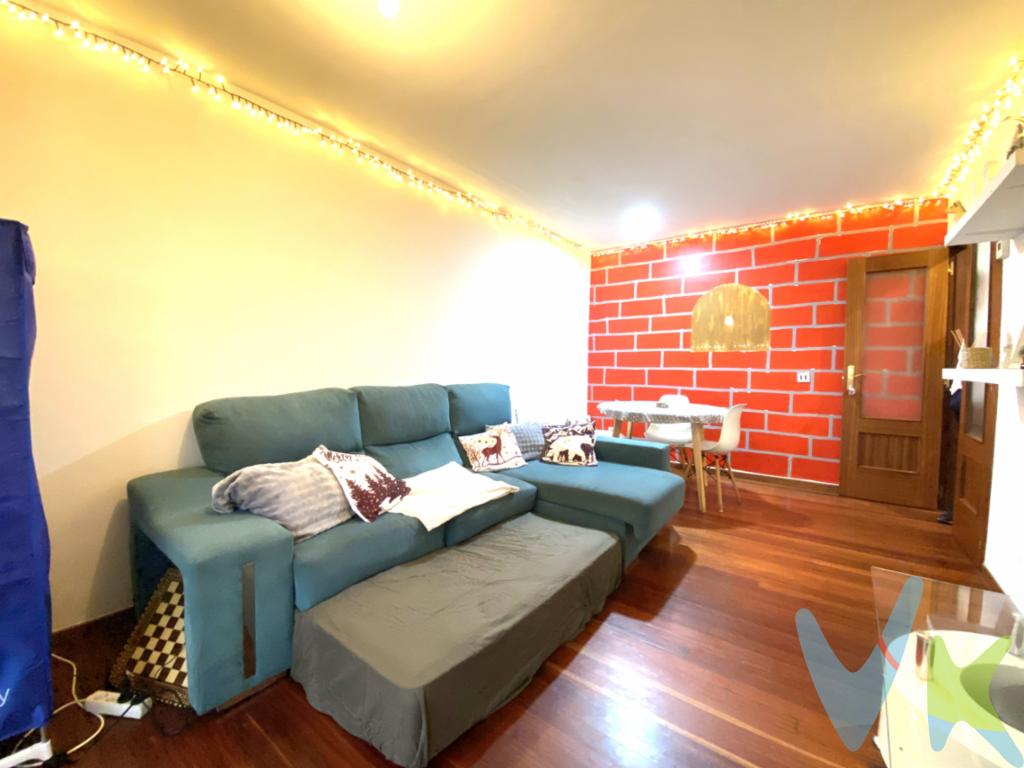 En el bonito municipio de Cartes, lugar con gran demanda de vivienda, entre otros motivos por su cercanía a Torrelavega, se ofrece este acogedor piso bien comunicado y con todos los servicios a un paso: supermercados, transporte público, centros educativos y zonas verdes, lo que garantiza una vida cómoda y práctica.La vivienda se encuentra en la localidad de Santiago de Cartes, y goza de una excelente orientación sur, aportando abundante luz natural durante todo el día. Se distribuye en dos amplias habitaciones, destacando la principal con baño en suite que cuenta con bañera, además de un segundo baño completo con plato de ducha,que da servicio al resto de la vivienda.Tiene una cocina funcional y un salón luminoso, ambos con acceso directo a un agradable balcón, ideal para disfrutar del aire libre y la luz natural.El edificio dispone de ascensor y la vivienda incluye plaza de garaje, un valor añadido imprescindible para el día a día.Una opción ideal tanto como vivienda habitual como para inversión, combinando comodidad, luminosidad y una ubicación privilegiada.