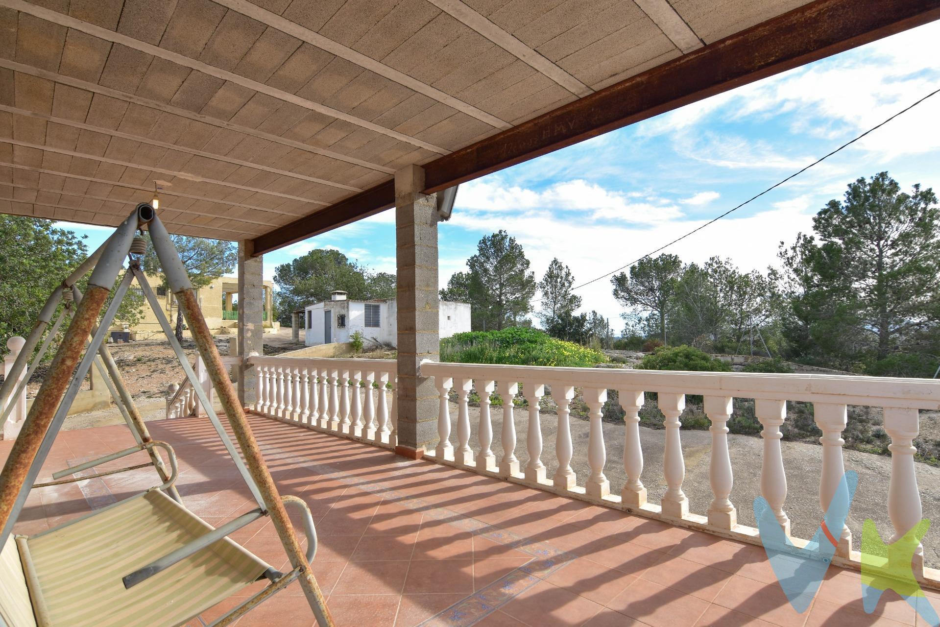 Os presentamos esta maravillosa casa, en terreno rústico distribuida toda en una única planta, con amplitud, luz y en un entorno único, en Montroy, Cañada Palomo,  . Su parcela es de 886 m2 y dispone de un paellero de 6m2, un garaje con dos estancias para adaptarlas en tus necesidades o de almacenaje, y una vivienda construida con declaración de obra nueva de 109 m2 útiles que se distribuye en 4 dormitorios, 1 amplio y bonito salón comedor, una luminosa cocina, muy espaciosa y con capacidad de almacenaje y por último sus baños actualizados con ducha. DISPONE DE AGUA DE DEPOSITO A MOTOR . GAS BUTANO . RED ELECTRICA . La vivienda está construida con bloque, fibra y ladrillo. ES RUSTICO . No dejes escapar la oportunidad de poder vivir rodeado de naturaleza, con independencia y con un potencial único, LLAMA Y CONOCE TU CHALET PERFECTO.