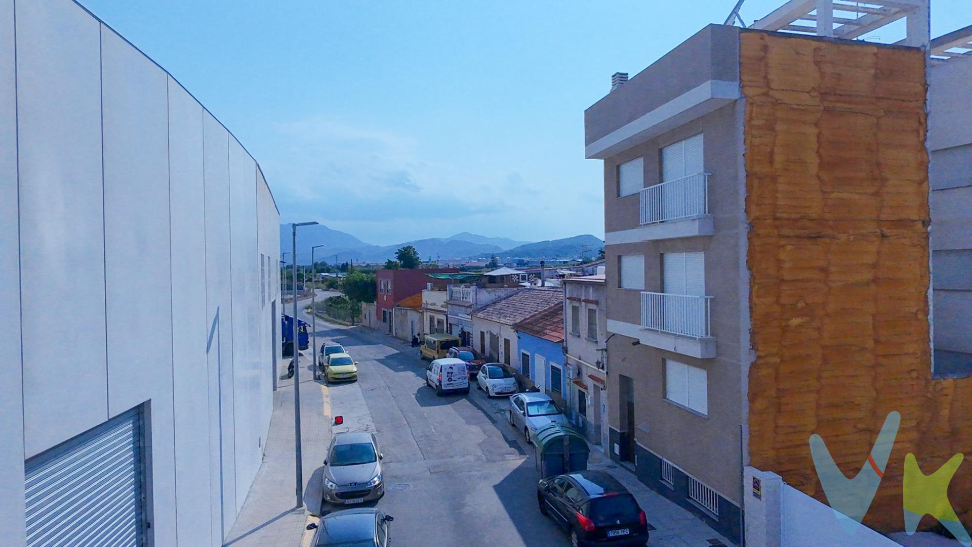 ¡Magnífica oportunidad para construir tu futuro en Gandía!.  Parcela urbana de 106 m², situada en una zona muy tranquila, a solo 10 minutos del centro y con todos los servicios a tu alcance.  Lo mejor de este terreno:. ●	Suelo urbano listo para edificar. ●	Acceso cómodo desde la carretera de Alacant. ●	Supermercados y servicios cercanos. ●	Entorno residencial tranquilo. ●	Espectaculares vistas a las montañas del Mondúber. Disfruta de la tranquilidad de la naturaleza sin renunciar a la comodidad de vivir junto a la ciudad. Una parcela ideal para crear la casa de tus sueños o realizar una inversión segura. . La descripción del presente inmueble e imágenes tienen mero carácter informativo y en ningún caso carácter contractual, pudiendo ser modificados por la inmobiliaria comercializadora sin que ello implique responsabilidad alguna frente a terceros. En el precio de venta a público, esta propiedad NO incluye los gastos de adquisición (Notario, registro, gestión, honorarios, etc…).