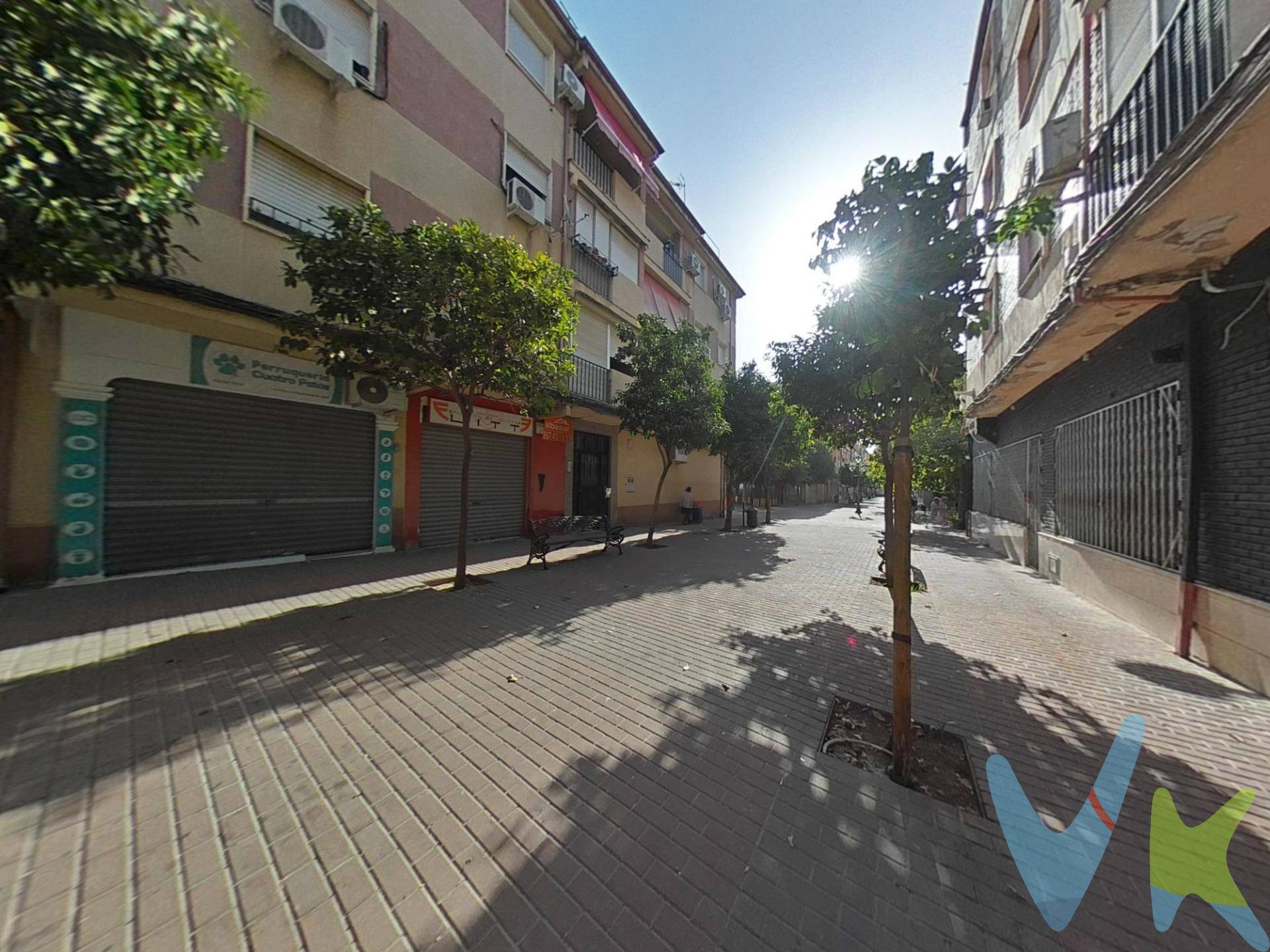 📍 Primera planta exterior · Pasaje tranquilo · Barrio consolidado y en auge. ☀️ Luz y espacio en cada rincón. Un piso pensado para vivir bien: cocina 🍳 muy amplia y abierta al comedor, ideal para desayunos con calma y sobremesas interminables disfrutando de momentos rodeados de la familia o los amigos. 🛏️ 3 dormitorios. 🛁 1 baño completo. 🍽️ Cocina-comedor diáfana y luminosa. 🌳 Zona tranquila, sin bullicio. 🚌 Excelentes comunicaciones. 🛒 Todos los servicios a un paso. 💡 ¿Por qué es una gran oportunidad?. ✅ Zona en auge → ideal si buscas inversión con recorrido al alza por sus buenas comunicaciones. ✅ ¿Tienes menos de 35 años? Puede ser tu empujón perfecto hacia tu primera vivienda. ✅ Barrio consolidado → tranquilidad y revalorización garantizadas. ✨ Exterior. Luminoso. Bien comunicado. Tranquilo. ✨ Todo lo que buscas, en un solo piso. 📞 ¡No lo dejes escapar, contáctanos hoy mismo!. Cláusula de Transparencia y Desglose de Gastos (Ley 10/2025).  PRECIO DE VENTA + GASTOS.  En cumplimiento de las obligaciones de información previstas en la Ley 10/2025, de 28 de diciembre, de servicios de atención a la clientela y transparencia, así como en la normativa sectorial vigente, se hace constar que el precio indicado no incluye los gastos e impuestos inherentes a la adquisición, los cuales se desglosan a continuación:.  * Honorarios Agencia del comprador: 2,5 % del precio final de venta más el 21% de IVA (con un mínimo de 3.600 € más el 21% de IVA).  * Impuesto sobre Transmisiones Patrimoniales (ITP): Se aplicará el tipo impositivo vigente en la Comunidad Autónoma de Andalucía (generalmente el 7%, sin perjuicio de tipos reducidos del 3,5%, 1,2% o 1% aplicables según las circunstancias personales del comprador o las características del inmueble). El impuesto se devenga sobre el Valor de Referencia de Catastro o el precio de venta, aquel que resulte superior.  * Gastos de Notaría: Los honorarios notariales se calcularán conforme al arancel oficial regulado en el Anexo I, del Real Decreto 1426/1989, de 17 de noviembre, por el que se aprueba el arancel Notarial.  * Gastos de Registro: La inscripción en el Registro de la Propiedad se facturará según el arancel oficial establecido en el ANEXO I, del Real Decreto 1427/1989, de 17 de noviembre, por el que se aprueba el arancel Notarial.  * Gastos de Gestión (Gestoría): Los honorarios por la tramitación administrativa, liquidación de impuestos e inscripción registral ascienden a [600 aprox.] € (IVA incluido). * Para cumplir con la normativa vigente tenemos a disposición del cliente la Ficha de segundas y ulteriores transmisiones de inmuebles. El precio anunciado no tiene caducidad, pero puede sufrir alteraciones sin previo aviso.  Para una información exhaustiva sobre el funcionamiento, tipos impositivos y bonificaciones del ITP en Andalucía, puede visitar la página: https://www.juntadeandalucia.es/organismos/economiahaciendayfondoseuropeos/areas/tributos-juego/tributos/paginas/impuestos-cedidos-transmisiones.html. 