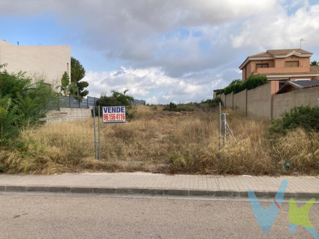 SOLAR URBANO CON TODOS LOS SERVICIOS, ideal para construir la vivienda de tus sueños en una zona tranquila y despejada, en la Urbanización Virgen de Monserrat, la cual se encuentra a 7 km del núcleo de la Población de Monserrat.La parcela se encuentra practicamente plana,  tiene una superficie de 832 m2, de forma rectangular, cuenta con una fachada a la calle principal de 14.50 metros.Se puede ocupar para la construcción de la futura vivienda un 30% del solar lo que viene a ser 240m2 por planta con un máximo de dos plantas, y la posibilidad de hacer además un sótano o garaje.También te permite hacer una vivienda en una única planta de hasta 240m2, lo cual puede  abaratar enormemente la futura construción.  Enclavada en un lugar privilegiado, y unas bonitas vistas, se encuentra a 14 km de Torrent,  23Km del centro de la ciudad de Valencia, y de la costa para disfrutar de las próximas playas. Dispone de buenas vias de accesos y bién comunicada, teniendo los servicios de puerto y aeropuerto a 20 minutos.Precio Negociable.