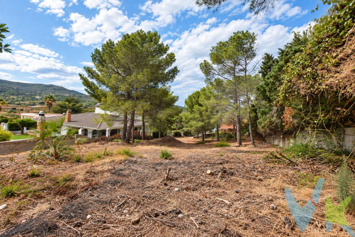 Te proponemos una exclusiva parcela de 840 m² en la Urbanización El Pinar, un entorno donde calidad de vida y naturaleza se unen para ofrecerte el escenario perfecto donde hacer realidad la casa de tus sueños. Ocupación de la parcela del 30%,  de los cuales el 20% sería para la vivienda y el 10% para los auxiliares (piscina, deportivo...). Según normativa,  más de 160 metros cuadrados en dos plantas, dando rienda suelta a la imaginación y a las necesidades de la familia, siendo una de las parcelas con mejores vistas de la urbanización. Ubicada en una urbanización consolidada de casas unifamiliares, disfrutarás de un ambiente tranquilo y familiar, rodeado de zonas verdes, incluso con vistas al mar y con excelentes comunicaciones. El Pinar dispone de Club Social con pistas de tenis, restaurante y espacios de ocio para disfrutar durante todo el año en un ambiente único. Además, cuenta con parada de autobús escolar en la propia urbanización y se encuentra a tan solo 6 km de Picassent, con estación de metro que conecta con Valencia, 25 minutos y a 4 km de Tancat de lAlter, donde se encuentran prestigiosos colegios internacionales, ideal para compradores extranjeros. Un enclave privilegiado para construir un hogar a tu medida, disfrutando de privacidad, naturaleza y la comodidad de tener todos los servicios a pocos minutos. ¿Quieres más información? Llámanos y te daremos toda la información necesaria.¿Quieres enterarte en primicia de nuestros inmuebles en alquiler y venta? En VIVEKU.ES los publicamos con unos días de antelación.Contamos con 30 años de experiencia acreditada y nuestro objetivo es garantizarle un servicio de compra humano, ético, de calidad, fácil y seguro. Nuestro equipo lo integran agentes con la titulación AIR (Agente Inmobiliario Registrado) y Agentes Certificadores de la categoría Premium en certificación de inmuebles y debidamente registrados en el Registro de Agentes de Intermediación de la CV (RAICV 0743). Consulte en nuestras reseñas de Google lo que opinan los clientes que ya han trabajado con nosotros.El precio del inmueble no incluye los honorarios de la agencia que ascienden al 3% del precio final del inmueble más el 21% de IVA, ni los gastos de notaría y registro de la propiedad (que están sujetos a aranceles y varían dependiendo del precio de escrituración), ni los impuestos (que en la Comunidad Valenciana varían dependiendo del precio del inmueble y de las características personales del comprador). 