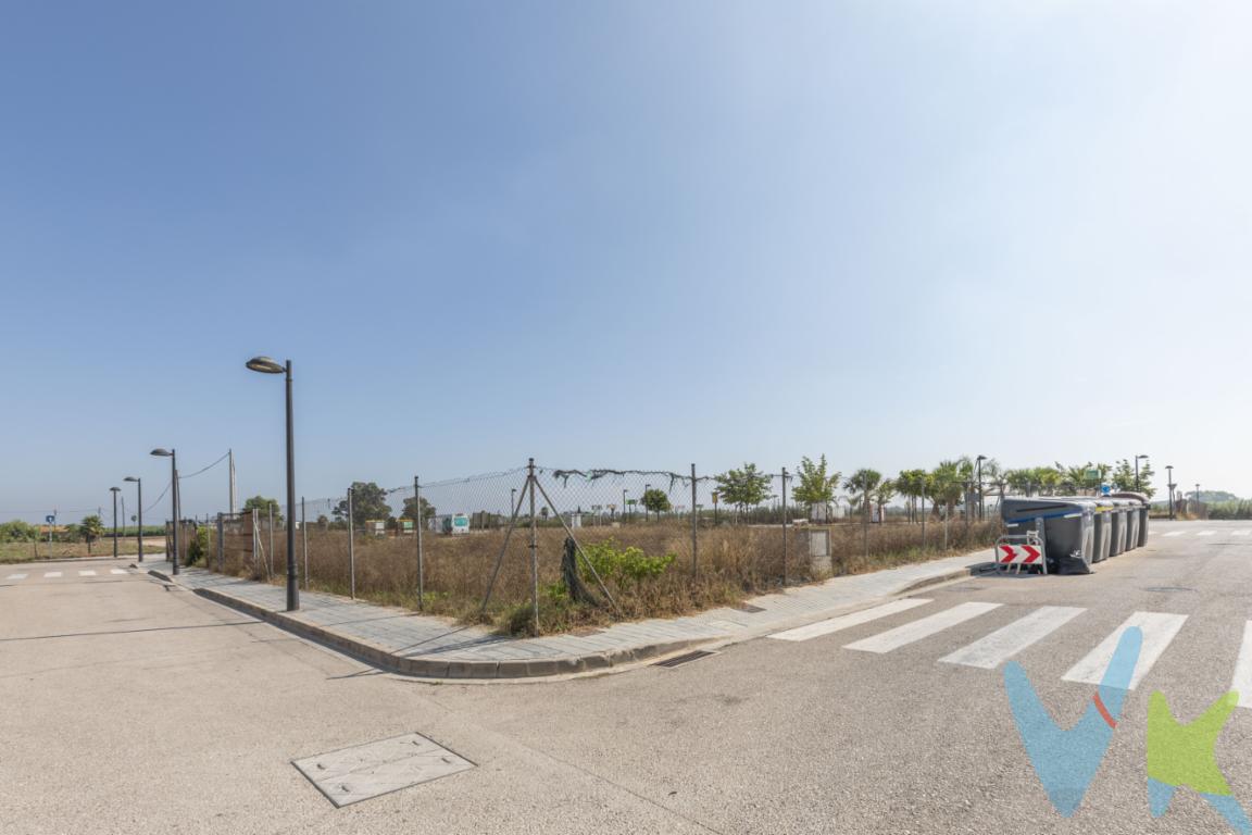Presentamos la Parcela M9, una excelente oportunidad para promotores que buscan desarrollar una promoción residencial de pequeña escala en un entorno cada vez más demandado: viviendas unifamiliares modernas rodeadas de naturaleza, a pocos minutos de Valencia.La parcela dispone de 528 m² de superficie, con una edificabilidad máxima de 768 m² sobre rasante, permitiendo el desarrollo orientativo de cinco viviendas unifamiliares adosadas, cada una con jardín privado y plaza de aparcamiento.Ubicada en Pobles del Sud, el proyecto combina una característica muy difícil de encontrar dentro del municipio de Valencia: la tranquilidad de un entorno residencial junto a la huerta valenciana y al Parque Natural de l\'Albufera, sin renunciar a la proximidad de la ciudad.Las futuras viviendas disfrutarán de un entorno de baja densidad, calles de nueva urbanización y vistas abiertas hacia espacios agrícolas, un valor diferencial que incrementa el atractivo comercial de la promoción.Parámetros urbanísticosParcela: 528 m²Suelo edificable: 384 m²Jardines privados: 144 m²Edificabilidad: 768 m² techoTipología: Vivienda Unifamiliar en Hilera (UFA-2 / UFA-2A)Desarrollo orientativo: 5 viviendasAltura máxima: Planta Baja + Primera PlantaSemisótano para garaje permitido (no obligatorio)1 plaza de aparcamiento obligatoria por viviendaParcela mínima segregable: 70 m² con 6 metros de fachadaUn producto con elevada demandaEl mercado residencial muestra un creciente interés por viviendas que ofrezcan jardín, privacidad y proximidad a espacios naturales. La ubicación de esta parcela permite desarrollar un producto claramente diferenciado frente a la vivienda colectiva tradicional, con un perfil especialmente atractivo para familias que desean vivir en Valencia sin renunciar a la calidad de vida que ofrece el entorno de l\'AlbuferaInversión con recorridoLa combinación de una edificabilidad de 768 m² techo, una normativa urbanística definida y un número contenido de viviendas facilita el desarrollo de una promoción eficiente tanto desde el punto de vista constructivo como comercial.Se trata de un activo especialmente interesante para promotores que buscan proyectos de tamaño medio, con menor complejidad de gestión y una comercialización ágil, aprovechando la creciente demanda de vivienda unifamiliar en el área metropolitana de Valencia.Disponemos de información urbanística y documentación técnica para facilitar el estudio de viabilidad del proyecto. Contacte con nosotros para ampliar información, concertar una visita o analizar el potencial de desarrollo de esta parcela.El precio no incluye lo siguiente: Honorarios de la agencia inmobiliaria, impuestos (IVA, ITP) y otros gastos de la Compraventa (notaria, gestoría y registro) 