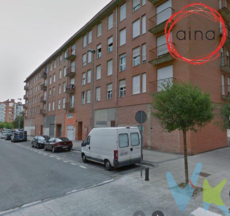 En San Jorge, en una ubicación excepcional,  en zona de Paseo Sandúa. Zona de mucho paso, con numeroso comercio y locales de restauración.  .  Local en chaflan, con la posibilidad de escaparate de suelo a techo, y en todo su perímetro,  dos salidas a calle y paseo.  .  Con salida de humos. Con una altura de 5 metros. Todas las tomas para suministros de agua, luz, telefonía y desagües.  .  Sea cual sea, la actividad para la que lo necesites o si estas pensando en hacerte unloft..es un local ideal, ya que está en bruto y puedes distribuirlo y acondicionarlo según necesidades y tiene mucha altura. Los locales contiguos, se han convertido en lofts.  , .  UN ESTUPENDO LOCAL COMERCIAL EN LA MEJOR ZONA DE SAN JORGE!!! .  .  LLÁMANOS!!!  TE LO ENSEÑAMOS!!!