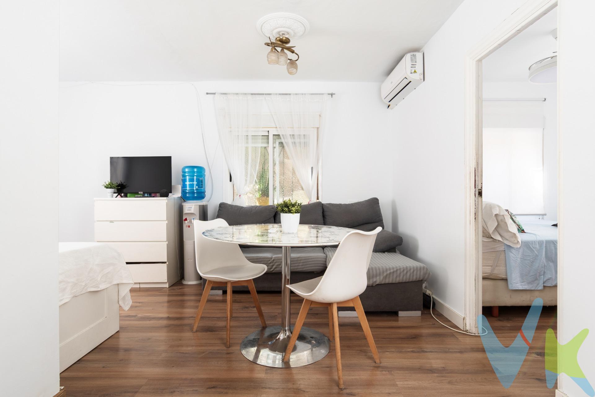 Vivienda en planta baja exterior, ubicada en la calle Pedro Cubero , en una zona consolidada y llena de vida del barrio de Las Fuentes. Se trata de un inmueble muy cómodo, práctico y con gran luminosidad natural debido a ser exterior y esquinera, ideal tanto como primera residencia como para inversión destinada al alquiler. La vivienda cuenta con una distribución muy aprovechada sin metros perdidos. Dispone de un salón acogedor y luminoso, con split de aire acondicionado con bomba frío y calor. Dos dormitorios independientes y una cocina completamente equipada con electrodomésticos, incluyendo lavadora, horno, vitrocerámica y frigorífico, además de mobiliario de almacenaje. El baño cuenta con plato de ducha, mampara y ventana exterior para una ventilación óptima. La calefacción es eléctrica. Gastos de comunidad 35€/mes. Se encuentra situada en un entorno con todo tipo de servicios a pie de calle, como supermercados, pequeños comercios de barrio, centros de salud, colegios y zonas ajardinadas, ofreciendo además una rápida conexión con el centro de la ciudad gracias a las líneas de autobús urbano de la zona. Contáctanos para recibir más información o para concertar una visita. ***Gastos e impuestos de la compraventa no incluidos en el precio. En segundas transmisiones, el comprador deberá abonar el Impuesto sobre Transmisiones Patrimoniales (ITP) que corresponda legalmente, así como los gastos de notaría, registro y demás costes inherentes a la operación. En caso de financiación hipotecaria, serán por cuenta del comprador los gastos, condiciones y servicios contratados con la entidad financiera. Operación sujeta a doble mediación. Honorarios de intermediación a cargo del comprador no incluidos en el precio anunciado. La información contenida en este anuncio es orientativa, no contractual y puede estar sujeta a modificaciones. La compraventa queda supeditada a la aceptación de la oferta por la propiedad y a la formalización de la correspondiente documentación. El consumidor podrá solicitar información adicional y documentación del inmueble en nuestra web