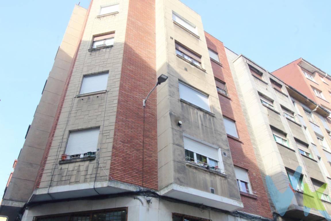 Ponemos a la venta un piso exterior y con orientación sur. Es muy soleado, tiene un luminoso y soleado salón, una cocina amueblada, dos habitaciones, la principal da también a la calle, ambas con amplios armarios empotrados, el baño reformado tiene un gran plato de ducha con mampara. El piso es un tercero sin ascensor y esta situado en una zona inmejorable, a escasas manzanas de las calles principales de la zona Pérez de Ayala, Av. de Schultz y Av. del Llano. Si quiere vivir en un piso soleado, no deje escapar esta oportunidad, el precio está por debajo del valor de mercado. Llámenos y le informaremos. Contamos con más de 35 años de experiencia acreditada y nuestro objetivo es garantizarle un servicio de compra humano, ético, de calidad, fácil y seguro. Nuestro equipo lo integran agentes con la titulación AIR (Agente Inmobiliario Registrado), somos CRS (Council of Residential Specialist) y API. (Agente de la Propiedad Inmobiliaria Colegiado nº248). Contamos con un seguro de Caución que nos permite garantizar el depósito de las cantidades entregadas por nuestros clientes.Te ayudamos con la financiación con las mejores condiciones hipotecarias hasta el 100%.Consulte en nuestras reseñas de Google lo que opinan los clientes que ya han trabajado con nosotros.El precio NO incluye: Impuestos, gastos de Notaría, registro y honorarios de los servicios contratados por los compradores a la Agencia Inmobiliaria.
