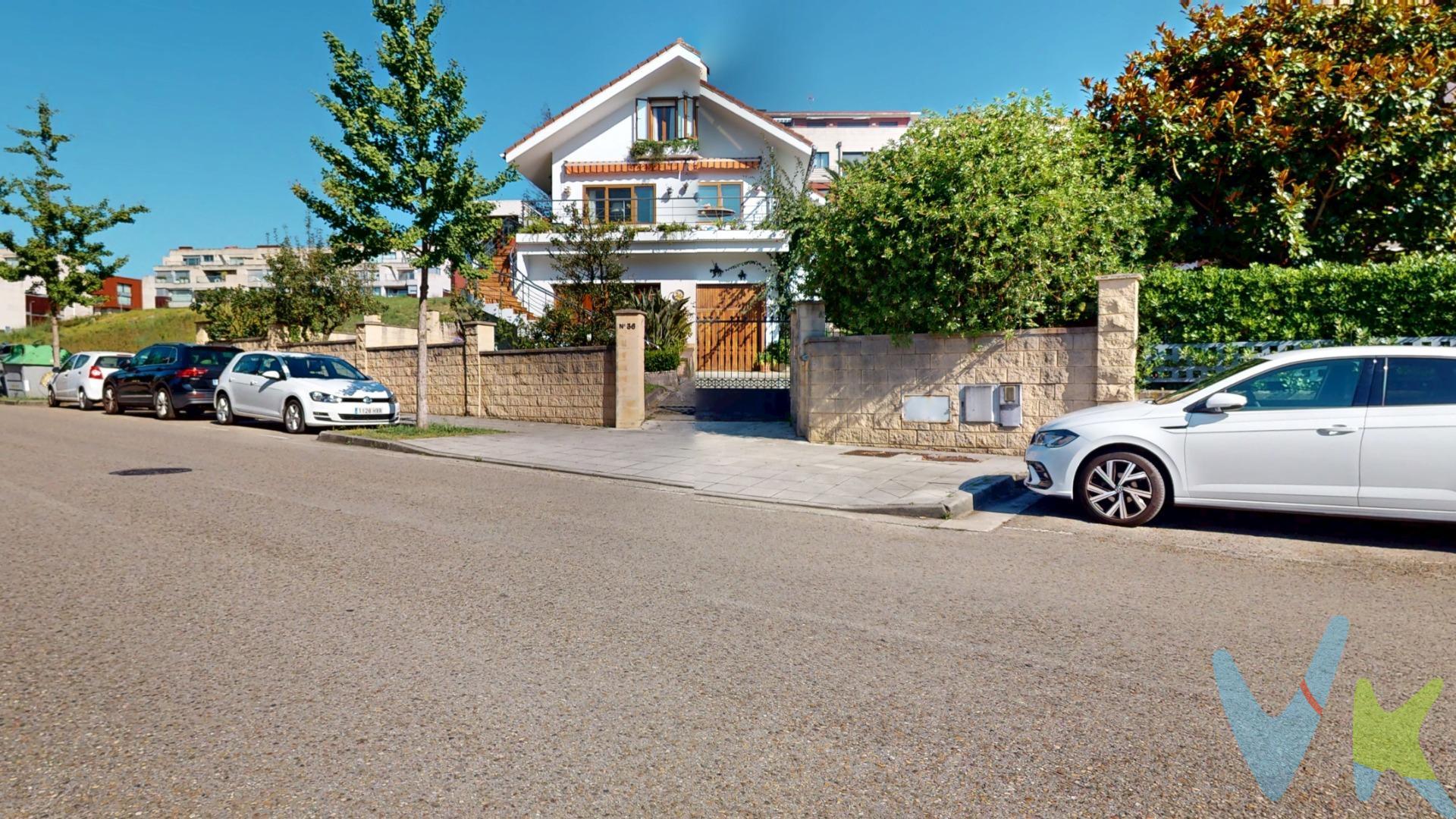 🌟 Chalet en Ernest Lluch, Santander – ¡A 5 min del Sardinero! 🌊🏡. Vivir en una zona tranquila, con parcela propia y a solo 5 minutos de las playas del Sardinero es posible. Este chalet independiente combina espacio, calidad y ubicación, convirtiéndose en una oportunidad única en Santander. 🏡 DISTRIBUCIÓN ACTUAL:. - Planta baja: garaje con ventanas de madera, bodega y un choco cubierto para comidas con familia y amigos. - Planta primera: salón comedor con salida a la terraza, cocina grande con zona desayuno, dos habitaciones dobles y un baño completo. - Planta ático: tres habitaciones dobles (una con vestidor), una habitación sencilla y sala polivalente para lo que necesites: despacho, gimnasio, sala de cine, juegos o estudio. 👉 Posibilidad de ampliar hasta 462 m² para crear más dormitorios, un segundo salón o incluso un apartamento independiente. 💡 IDEAL PARA:. - Familias que buscan un chalet amplio con jardín y a pocos minutos de la playa. - Amantes de la tranquilidad residencial, sin renunciar a la cercanía al centro. - Inversores que deseen una vivienda con gran demanda en Santander. CARACTERÍSTICAS DESTACADAS:. 📐 343 m² construidos en tres plantas, con posibilidad de ampliación: hasta 462 m² de aprovechamiento total. Parcela de 660 m²: espacio privado ideal para 🌳 jardín, ocio al aire libre. 🧱 Estructura de hormigón y tejas también de hormigón: máxima solidez y durabilidad. Aislante en tabiques, garantizando mayor eficiencia energética y confort térmico/acústico. Ventanas de Aluminio tipo Climalit 🪟con persianas eléctricas: luz natural, aislamiento y comodidad. 🚪 Puertas, marcos y zócalos de madera que aportan elegancia y calidez. 🪵 Suelos de madera de jatoba para mayor calidez y durabilidad. 🔥 Calefacción de gasóleo.  Terraza muy amplia, perfecta para disfrutar de reuniones al sol con vistas despejadas.🌞. 🪞 Armarios empotrados que optimizan el espacio en los dormitorios. 🚗 Garaje cerrado con puerta automática, techos altos y ventanas de madera: espacio para varios coches, taller o almacenamiento. Precioso cenador de madera tipo choco para disfrutar de comidas, reuniones y momentos especiales.✨. SERVICIOS: 🛒 Supermercados y comercios de proximidad  |   🏫 Centros educativos y guarderías  |  🚍 Líneas de autobús con conexión al centro de Santander. 🍴 Restaurantes y cafeterías a pocos minutos  |   🌊 Playas del Sardinero a muy pocos minutos. 🔑 Una oportunidad única. Un chalet con parcela amplia, excelentes calidades y ubicación privilegiada. Perfecto para quienes buscan calidad de vida en Santander. 📞 Llama ahora y agenda tu visita. ¡No dejes escapar esta ocasión irrepetible!. . 