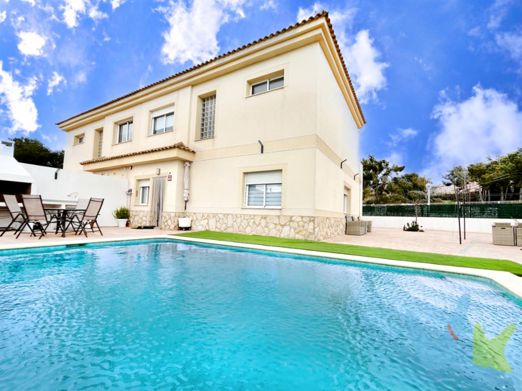 Le invitamos a descubrir una magnífica casa pareada completamente urbana situada en Colonia Baixauli, en el municipio de Monserrat. Esta excepcional propiedad en venta es una oportunidad única para aquellos que buscan un hogar cómodo, moderno y bien ubicado, ideal para disfrutar de la tranquilidad y el buen vivir.La vivienda se divide en dos plantas, distribuidas inteligentemente para maximizar el espacio y la funcionalidad, al entrar nos encontramos un amplio comedor, una impresionante cocina donde podrás cenar en familia que conecta directamente con el exterior de la parcela, una habitación sencilla utilizada actualmente como despacho y un pequeño rincón debajo de la escalera que se usa como almacenaje, y un cuarto de baño completo. Además de ello se puede acceder directamente al garaje, que garantiza el resguardo seguro del vehículo y proporciona un plus de confort en el día a día.Al subir las escaleras nos encontramos tres habitaciones dobles con armarios empotrados, y dos baños completos (uno de ellos en suite). La habitación principal dispone de acceso directo a una terraza con unas vistas increíbles a la montaña y al exterior de la vivienda. Se encuentra sobre una parcela de 400 m² y uno de los puntos fuertes de esta propiedad es su magnífica terraza completamente asfaltada para un fácil mantenimiento, un espacio perfecto para relajarse, disfrutar de comidas al aire libre o simplemente contemplar el atardecer. También cuenta con una zona de paellero para disfrutar de una buena paella en familia y amig@s y un aseo.   El verano será mucho más agradable gracias a su piscina, un valor añadido que permitirá disfrutar del buen tiempo con momentos de ocio en familia y amigos refrescándote sin salir de casa. La finca cerrada aporta un plus de seguridad y privacidad, creando un ambiente tranquilo y protegido, perfecto para la vida familiar.La tranquilidad del lugar, junto a la proximidad a las principales vías de comunicación, hace de esta ubicación una opción ideal para aquellos que buscan un equilibrio entre serenidad y comodidad.Esta casa pareada representa una oportunidad excepcional para adquirir un hogar donde la calidad de vida está asegurada. Sus características hacen de ella una inversión inteligente, ideal tanto para familias en crecimiento como para aquellos que buscan un espacio más amplio sin renunciar a la cercanía de servicios.No pierda la oportunidad de visitar esta maravillosa casa en Monserrat. Puede ser el hogar que siempre ha deseado. Concertar una visita es el primer paso hacia la casa de sus sueños. Estamos seguros de que no se arrepentirá.Mobiliario, vehículos y otros elementos decorativos y personales de la propiedad no incluidos. Impuestos, gastos de compraventa, intermediación y financiación no incluidos.