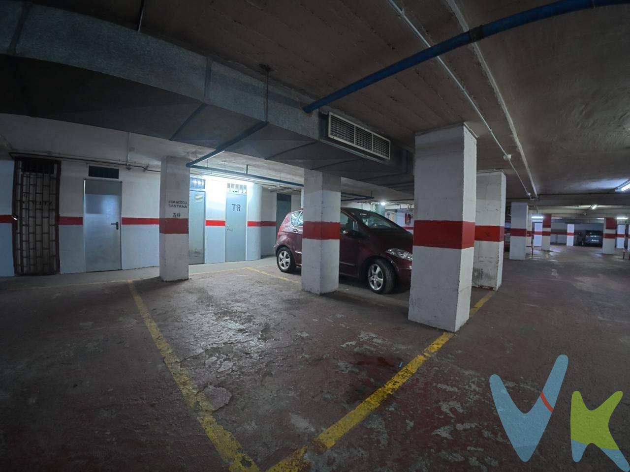 Se vende plaza de garaje situada en calle Más de Gaminde, en pleno centro de Las Palmas. una zona con alta demanda de aparcamiento. La plaza es cómoda y funcional, con buen acceso, rampa amplia y fácil maniobrabilidad. Apta para coche mediano o grande (posibilidad de coche +moto según tamaño). Garaje bien mantenido, con acceso seguro y excelente ubicación para residentes o inversión. -Zona céntrica. -Acceso cómodo. -Buena maniobra. -Ideal para uso propio o cómo inversión. Precio: 35.000 euros. Disponibilidad inmediata. . . 