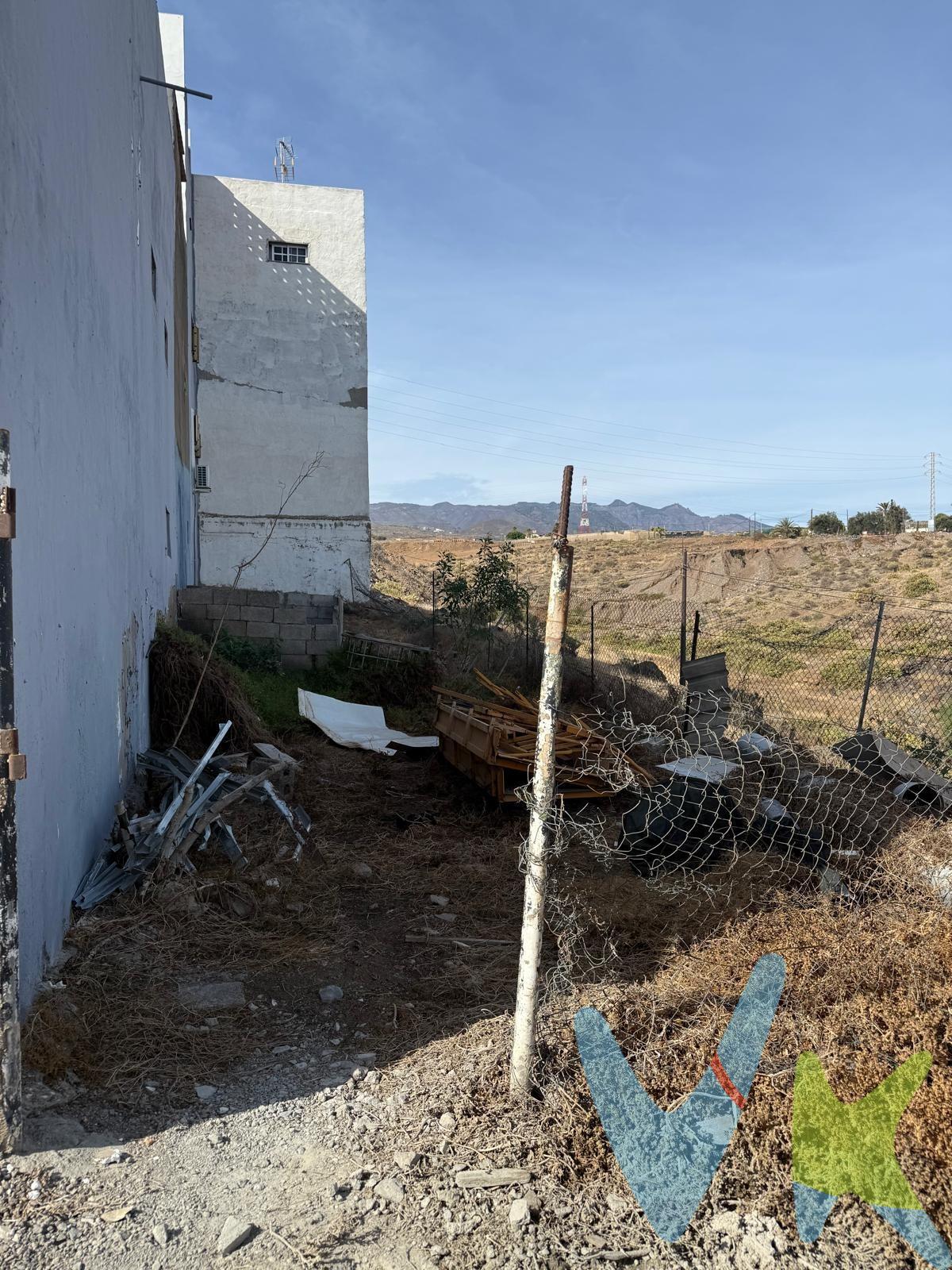 Descubre esta excelente oportunidad de adquirir una parcela urbana en la cotizada zona de Las Medianías, Telde. Con un área total de 135 m² y orientada al norte, esta propiedad se presenta como una opción ideal para aquellos que buscan construir su hogar a medida o invertir en el sector inmobiliario. Situada estratégicamente a tan solo 15 metros del mar, ofrece vistas despejadas y amplias posibilidades según los gustos del comprador. Su localización privilegiada garantiza fácil acceso a servicios cercanos mientras disfruta de la tranquilidad caracteristica de la zona. No pierdas la ocasión de transformar este espacio único en tu proyecto personal. Información: En el precio no incluye los gastos de impuestos y demás gastos que legalmente correspondan al comprador del inmueble, sujeto a ITP del 6,5%. Base imponible: el mayor valor  entre 1) el precio de venta 2) valor de referencia catastral. Gastos Notaría y Registro  entre 800€ y 1000€ aproximadamente según aranceles. Financiación: gastos de hipoteca, tasación y gastos bancarios a cargo del comprador y según su necesidad y elección. Servicio de intermediación y honorarios de inmobiliaria a cargo del vendedor. Operación y condiciones de compraventa sujeta a aceptación expresa del vendedor. Para acceder a la información y documentación legalmente exigible por el consumidor contacten con nosotros. El presente anuncio tiene carácter meramente informativo; la información suministrada se corresponde con la disponible a la fecha de publicación, pudiendo variar en función de las circunstancias o actualizaciones legales, contractuales o fiscales.