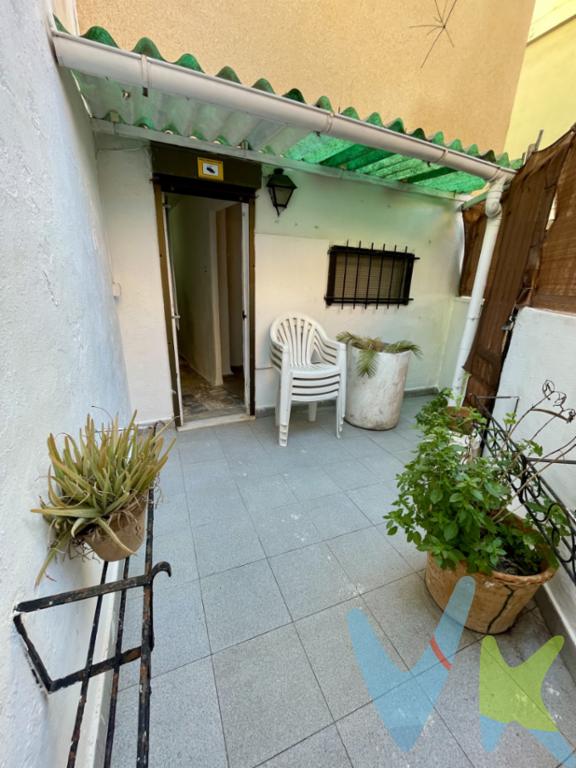 Una oportunidad única en el corazón de SerraTe presentamos esta planta baja esquinera situada en una zona residencial tranquila de Serra, ideal para quienes buscan comodidad, independencia y un espacio exterior donde disfrutar del buen clima. Con acceso independiente y sin gastos de comunidad, la vivienda ofrece unos 80 m² construidos, además de un patio privado perfecto para el día a día.Espacios versátiles y bien distribuidosLa vivienda se distribuye en tres habitaciones, una de ellas interior, que puede integrarse fácilmente al salón para ganar amplitud y luminosidad. La cocina, funcional y con galería, conecta directamente con el patio, facilitando el acceso exterior. El baño es espacioso, proporcionando comodidad a toda la familia.Un atractivo añadido es el altillo, un espacio extra ideal como despacho, zona de juegos o almacenamiento, adaptable a las necesidades de cada hogar.Patio privado y doble accesoEl patio exterior aporta valor añadido a la vivienda, ofreciendo un espacio privado donde relajarse, organizar reuniones o disfrutar de comidas al aire libre. La propiedad cuenta con dos accesos independientes: uno desde la calle y otro desde el patio, favoreciendo la privacidad y la funcionalidad.Entorno práctico y bien comunicadoAdemás de su ubicación tranquila, a escasos metros de la vivienda se encuentra un parking público, facilitando el aparcamiento tanto a residentes como a visitantes. La casa está situada cerca de los principales servicios del municipio y muy próxima a la Sierra Calderona, un entorno natural ideal para los amantes del deporte y la naturaleza.Una vivienda con muchas posibilidades de actualizaciónLa propiedad está para actualizar, ofreciendo a su futuro propietario la oportunidad de adaptarla y modernizarla según sus gustos y necesidades. Es ideal tanto como vivienda habitual como para segunda residencia, en un entorno natural pero bien comunicado.¿Te gustaría descubrir su potencial en persona? ¡No lo dudes! Contacta con nosotros y agenda tu visita sin compromiso.