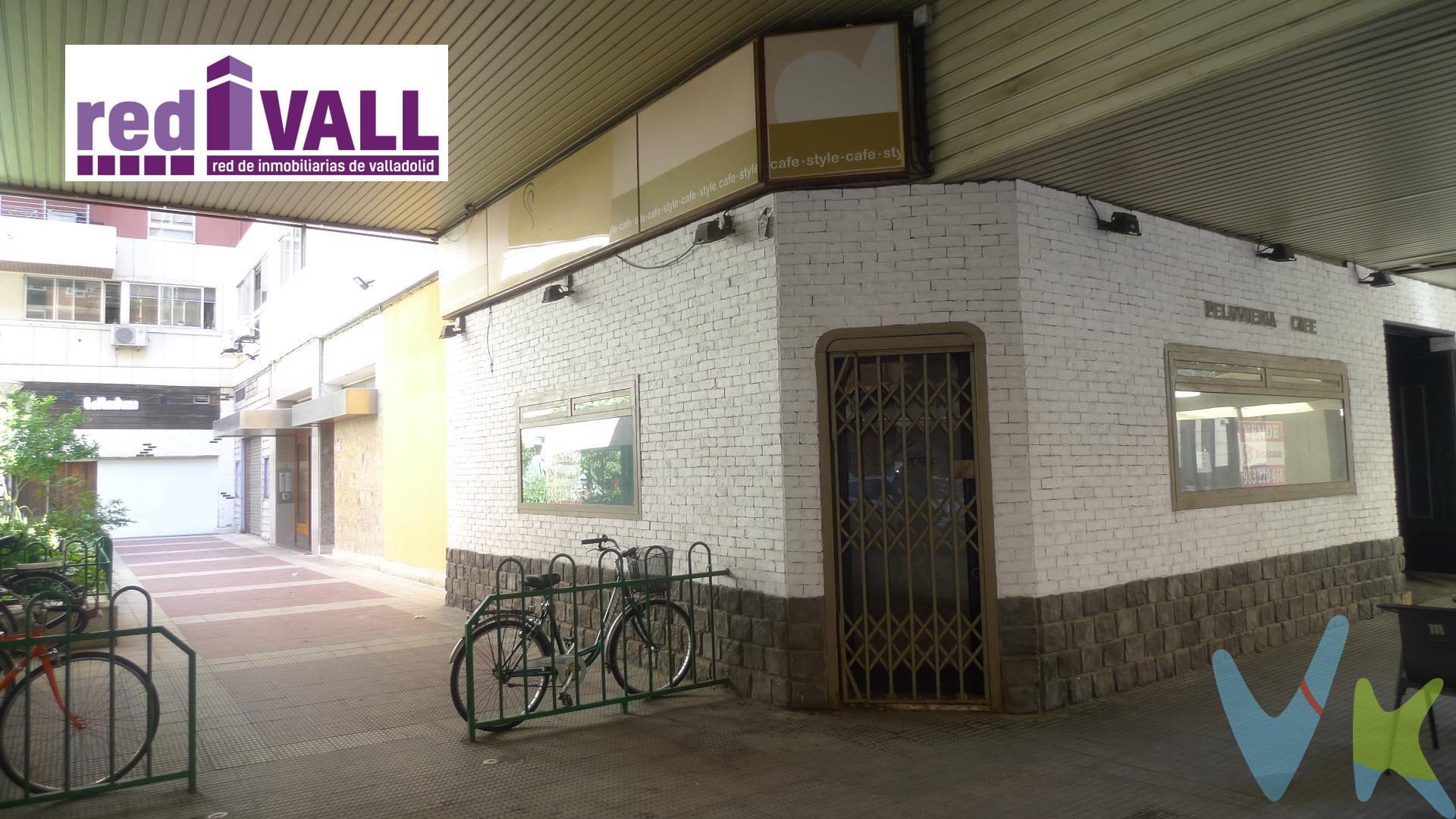 ¡Oportunidad única en una ubicación privilegiada! Presentamos este magnífico local semi acondicionado en venta, situado en la Calle Padre Francisco Suárez, junto al concurrido Paseo Zorrilla. Con una superficie de construcción total de 111 m², este local de esquina se destaca por sus dos fachadas exteriores con escaparates acristalados, ofreciendo una excelente visibilidad y luminosidad natural. El interior del local cuenta con suelos de gres y tarima, proporcionando un ambiente acogedor. Dispone de dos cuartos de baño y varias estancias diferenciadas, con la posibilidad de transformarlo en un espacio diáfano según las necesidades de tu negocio. La seguridad está garantizada con dos puertas de seguridad. La zona es inmejorable, rodeada de una amplia variedad de servicios como comercios, colegios y supermercados, lo que asegura un alto tránsito peatonal. La última actividad realizada en el local fue una peluquería, lo que lo hace ideal para negocios similares o cualquier otra actividad comercial. Construido en 1974  este local a pie de calle es perfecto para emprendedores que buscan un espacio versátil y bien ubicado. No pierdas la oportunidad de establecer tu negocio en una de las zonas más dinámicas de la ciudad. ¡Contáctanos para más información y para concertar una visita!