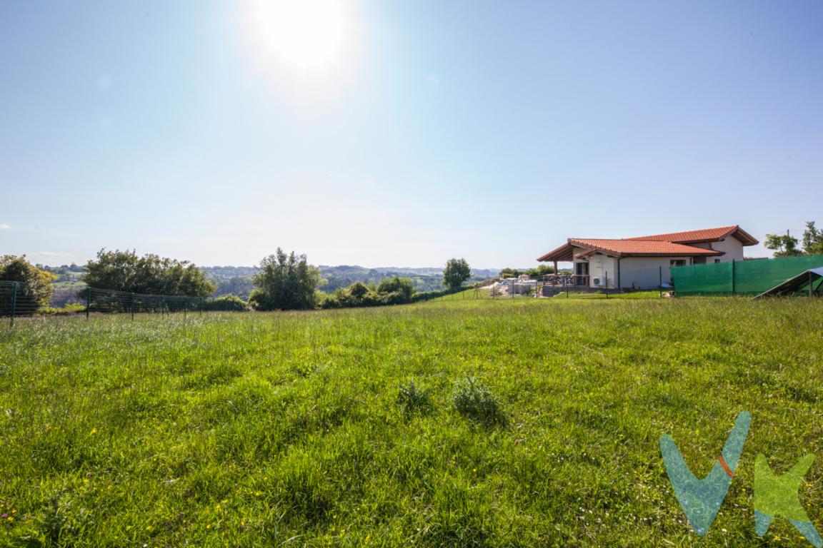 Ponemos  en venta esta fantastica, finca, situada en Vare, con un entorno muy cuidado, casas de nueva construccion y fincas agricolas de toda la vida, con un escanto muyespecial .Totalmente llana, cerrada, con agua y luz a pie de finca .A15 de Gijon .Y a 10 de Pola de Siero, acceso desde la autopista minera. Tambien muy cerca apeader de FEVE.No dudes en visitarla, seguro que te encanta.En el precio no estan incluidos ni los gastos de Notaria y Registro de la Propiedad, ni los impuestos de Transmisiones Patrimoniales . 