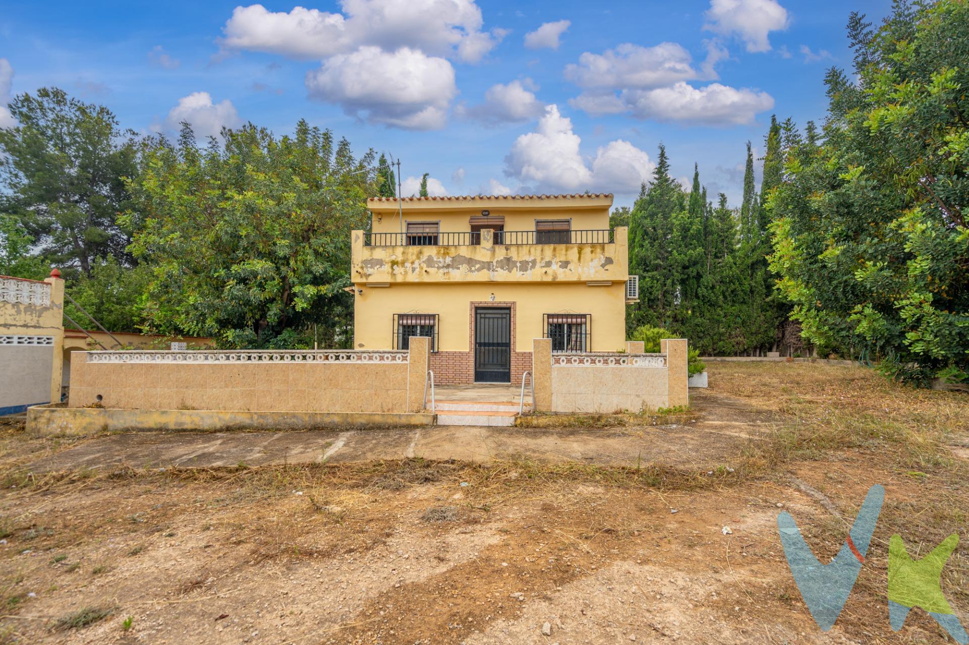 . En Cla Urbanización Pedrera del Rey, en el término municipal de Vilamarxant, se encuentra esta propiedad rústica que reúne lo esencial para crear un refugio de paz, calma y libertad. Una parcela de 1.204 m² de superficie gráfica, con una construcción lista para reformar y adaptarla por completo a tu estilo y necesidades. Aquí puedes diseñar tu hogar ideal, donde cada rincón refleje lo que eres y lo que deseas vivir. La zona ofrece lo que muchos buscan y pocos encuentran: tranquilidad, contacto con la naturaleza, privacidad y la sensación de haber detenido el tiempo. Un entorno perfecto para desconectar del ritmo diario y reconectar contigo. La vivienda, construida en 1986, es el punto de partida para un proyecto personal o familiar, con espacio suficiente para vivir, cultivar, descansar y disfrutar. Porche, zona deportiva, cielos despejados y todo el potencial por delante. . Si estás buscando algo más que una casa, y quieres un lugar donde construir una nueva forma de vida, este puede ser el comienzo. Y si te gusta la naturaleza el terreno dispone de un limonero, tres naranjos, tres nisperéros, un peral, un manzano y un olivo. . Tu nuevo proyecto está aquí. Y te está esperando. -------. Por mandato expreso del propietario, comercializamos este inmueble en exclusiva, lo que le garantiza el acceso a toda la información, a un servicio de calidad, un trato fácil, sencillo y sin interferencias de terceros. Por este motivo, se ruega no molestar al propietario, a los ocupantes de la propiedad o a los vecinos. Muchas gracias por su comprensión. Si usted es agente inmobiliario y tiene un cliente para este inmueble, llámenos: estaremos encantados de colaborar. 