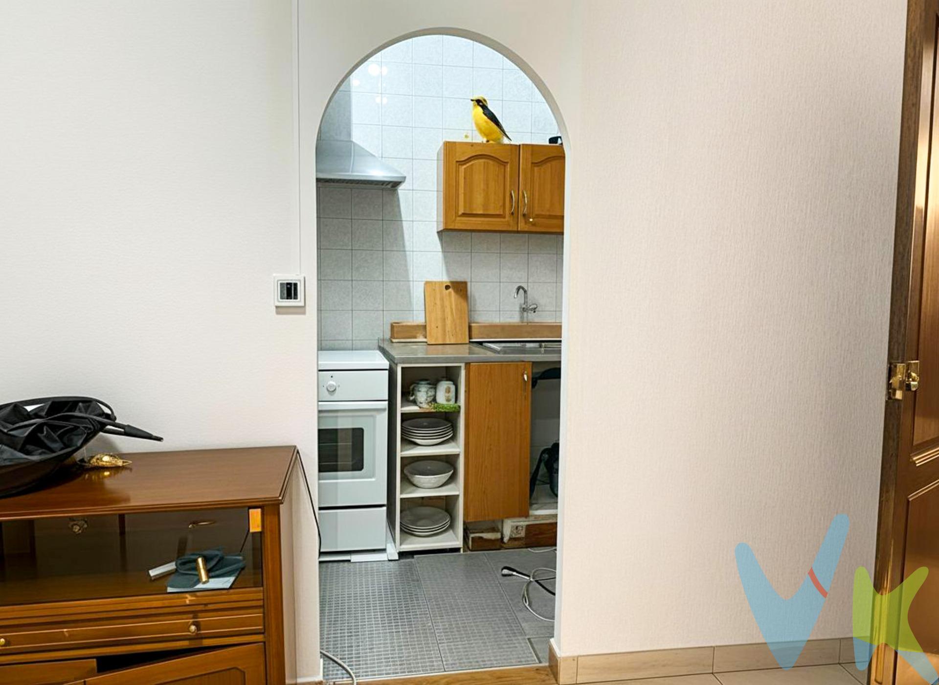 ✨ Una joya de 70 m² en pleno corazón de Xàtiva ✨. ¿Te imaginas vivir en una de las calles con más historia y vida de la ciudad? En el peatonal Carrer Botigues, donde cada día se respira tradición y ambiente acogedor, te espera este piso de 70 m² lleno de posibilidades para reformar a tu gusto. Desde el primer paso, la luz y el espacio invitan a soñar. La vivienda cuenta con:. • Salón-comedor, ideal para crear un rincón de relax o una zona de lectura junto a la ventana. • Cocina independiente, lista para convertirse en el corazón culinario de la casa. • Tres habitaciones: dos dobles llenas de encanto y una individual perfecta como despacho, vestidor o cuarto creativo. • Un baño completo que podrás modernizar con tu estilo personal. Algunos detalles, como los preciosos suelos hidráulicos de una de las habitaciones, aportan carácter y un guiño al pasado, ofreciendo una base con muchísima personalidad para una reforma llena de estilo. 💡 Para inversores: su ubicación céntrica y el atractivo de la zona lo convierten en un proyecto ideal para alquilar o revender. 🏡 Para quienes buscan hogar: aquí tienes la oportunidad de diseñar un espacio único, con cafeterías, tiendas, mercado y vida cultural a un paso de tu puerta. En esta vivienda no solo compras metros cuadrados: adquieres la esencia de Xàtiva, su historia, su energía vibrante y la comodidad de tenerlo todo al alcance. ✨ No dejes escapar esta oportunidad. Ven a visitarlo, descubre su potencial y empieza a imaginar tu nueva vida en pleno corazón de la ciudad. ✨. -----. La descripción del presente inmueble e imágenes tienen mero carácter informativo y en ningún caso carácter contractual, pudiendo ser modificados por la inmobiliaria comercializadora sin que ello implique responsabilidad alguna frente a terceros. En el precio de venta a público, esta propiedad NO incluye los gastos de adquisición (Notario, registro, gestión, honorarios, etc…).