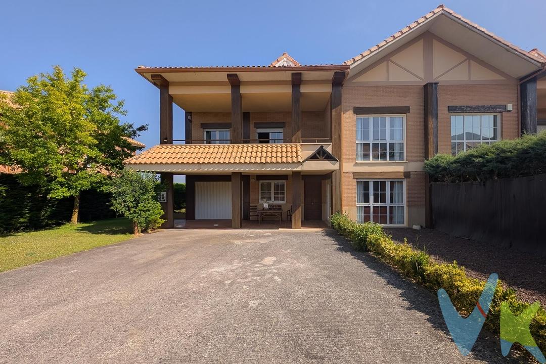 Se vende este Espectacular chalet adosado en esquina ubicado en Zariquiegui, con una superficie construida de 380 m² (362 m² útiles) y asentado sobre una parcela de 842 m². Una vivienda amplia, luminosa y perfecta para disfrutar de la tranquilidad sin renunciar a la cercanía de la ciudad- Distribución:.Planta baja:.Amplio garaje de 32 m².Cocina independiente de 11 m² con despensa de 3,25 m².Gran salón con chimenea de 36 m².Comedor independiente de 11,60 m².Dormitorio de 11,60 m².Aseo de cortesía.Terraza acristalada ideal para disfrutar durante todo el año.Primera planta:.Dormitorio principal de 16,50 m² con baño en suite (con bañera), vestidor de casi 6 m² y acceso a terraza de 10 m².Dos dormitorios adicionales de 12,10 m² y 11,80 m².Baño completo con bañera.Amplio despacho de 23,50 m², ideal para teletrabajo o zona de estudio.Ático:.Espacio diáfano de 115 m², completamente acondicionado, con ventanas Velux. Perfecto como zona de juegos, gimnasio, estudio o sala polivalente- Características adicionales:.Calefacción y agua caliente mediante caldera individual de gas ciudad.Amplio jardín privado, ideal para disfrutar con familia y amigos.Vivienda en excelente estado, lista para entrar a vivir.Una oportunidad única para quienes buscan amplitud, privacidad y calidad de vida en un entorno natural, con todos los servicios de Pamplona a tan solo unos minutos¿Quieres realizar una visita? ¡Llámanos y te lo enseñamos encantados!.
 
INFORMACIÓN LEGAL A TENER EN CUENTA:
ℹ️ Los datos y superficies indicados son aproximados y tienen carácter meramente informativo, sin valor contractual.
El precio de venta no incluye impuestos ni gastos derivados de la transmisión. La compra conlleva impuestos y gastos de formalización para el comprador:

Impuesto I.T.P. (Impuesto de Transmisiones Patrimoniales 6% (Consultar condiciones concretas según circunstancias personales o régimen fiscal aplicable) 
Gastos de Notaría y Registro aproximadamente 1,5%, 
Gastos financieros si se contrata hipoteca.

Los honorarios de intermediación inmobiliaria corren a cargo del vendedor 
¡NO COBRAMOS HONORARIOS AL COMPRADOR!