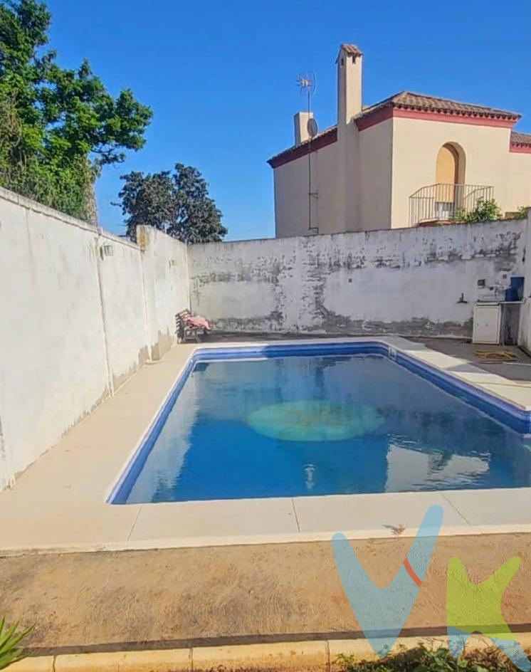 Parcela urbana en venta, con piscina de 50 m2 en el casco antiguo de (Mairena del Aljarafe). ¡Gran oportunidad de inversión en una de las mejores zonas del Aljarafe!. Parcela de 437 m² ubicada escasos minutos de Sevilla capital y con excelentes comunicaciones. La finca incluye:. Piscina privada de 50 M2. A parte del precio indicado en el anuncio, se ofrece por otros 20.000 euros; un proyecto de construcción con licencia aprobada y abonada, para una vivienda de 150 m² distribuida en dos plantas. (ver planos). .  Ventaja clave:. Sin esperas, proyecto listo para construir desde el primer día. Zona residencial consolidada y tranquila. Para más información concertar una visita, no dude en ponerse en contacto. ¡No dejes pasar esta oportunidad única. Disponemos del Documento Informativo Abreviado (D.I.A.) para su consulta. Gastos de notaría, registro, honorarios al comprador e impuestos no incluidos.