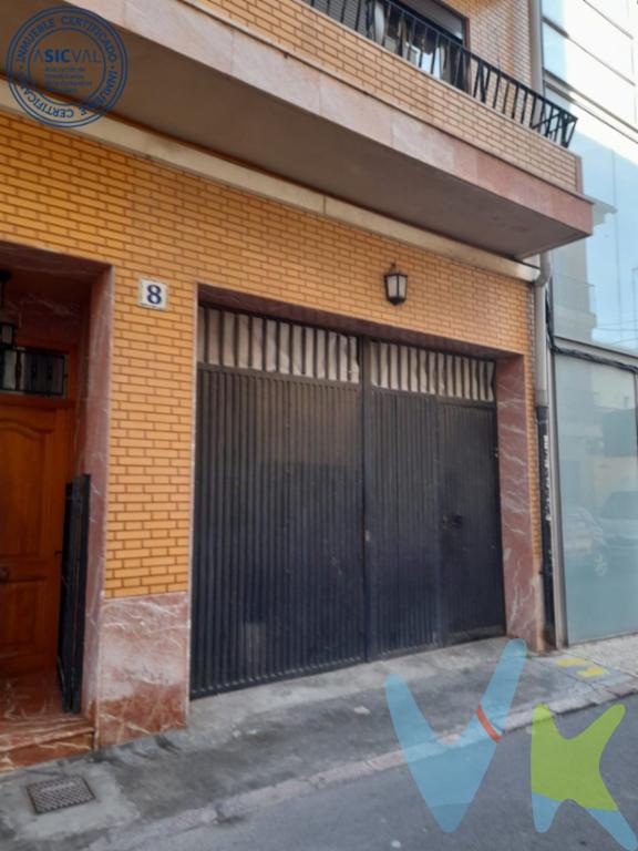 Te presentamos este estupendo local situado en una de las calles más céntricas de Meliana. . . El local tiene 156 m2. Ideal para ubicar tu negocio o incluso poder utilizarlo para guardar tus vehículos y como trastero, tener espacio para poder disfrutar de tus hobbies, e incluso poner instalartelo para tus celebraciones familiares y con amigos.... . ! No lo dudes y solicita tu visita.....! Seguro que te va a encantar....!