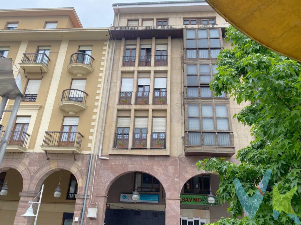 Tu nuevo hogar en el centro de Torrelavega te espera.Situado en una ubicación privilegiada, este piso destaca por su amplitud y sus impresionantes vistas despejadas sobre la ciudad, que permiten disfrutar de una perspectiva única. La luz natural inunda las estancias gracias a su altura y orientación, creando un ambiente agradable y acogedor durante todo el año.Vivir aquí significa tener todo al alcance de la mano: comercios, cafeterías, centros educativos, transporte y todos los servicios que ofrece el centro de Torrelavega, sin necesidad de utilizar el coche. Además, dispone de calefacción para garantizar el máximo confort en los meses más fríos.Con una ubicación difícil de igualar, esta vivienda representa una oportunidad excepcional para quienes desean disfrutar de todas las ventajas de vivir en el centro de Torrelavega sin renunciar a la tranquilidad que proporcionan sus impresionantes vistas despejadas sobre la ciudad. La combinación de su entorno urbano, la abundante luz natural y la comodidad de tener todos los servicios a escasos minutos convierten este piso en una opción ideal tanto como residencia habitual como inversión. Un hogar pensado para quienes valoran la calidad de vida, el confort y el privilegio de contemplar cada día una de las mejores panorámicas de Torrelavega desde la comodidad de su propia casa.También se ofrece la posibilidad de adquirir una plaza de garaje opcional en un edificio cercano.Solicita una visita cuanto antes!!!Gastos e Impuestos no incluidos en el precio. Compra sujeta a ITP. El comprador se hará cargo de los costes de la escritura e inscripción en el Registro de la Propiedad.Más información sobre transparencia, impuestos, gastos y condiciones de compraventa en nuestra web www.activanorte.com